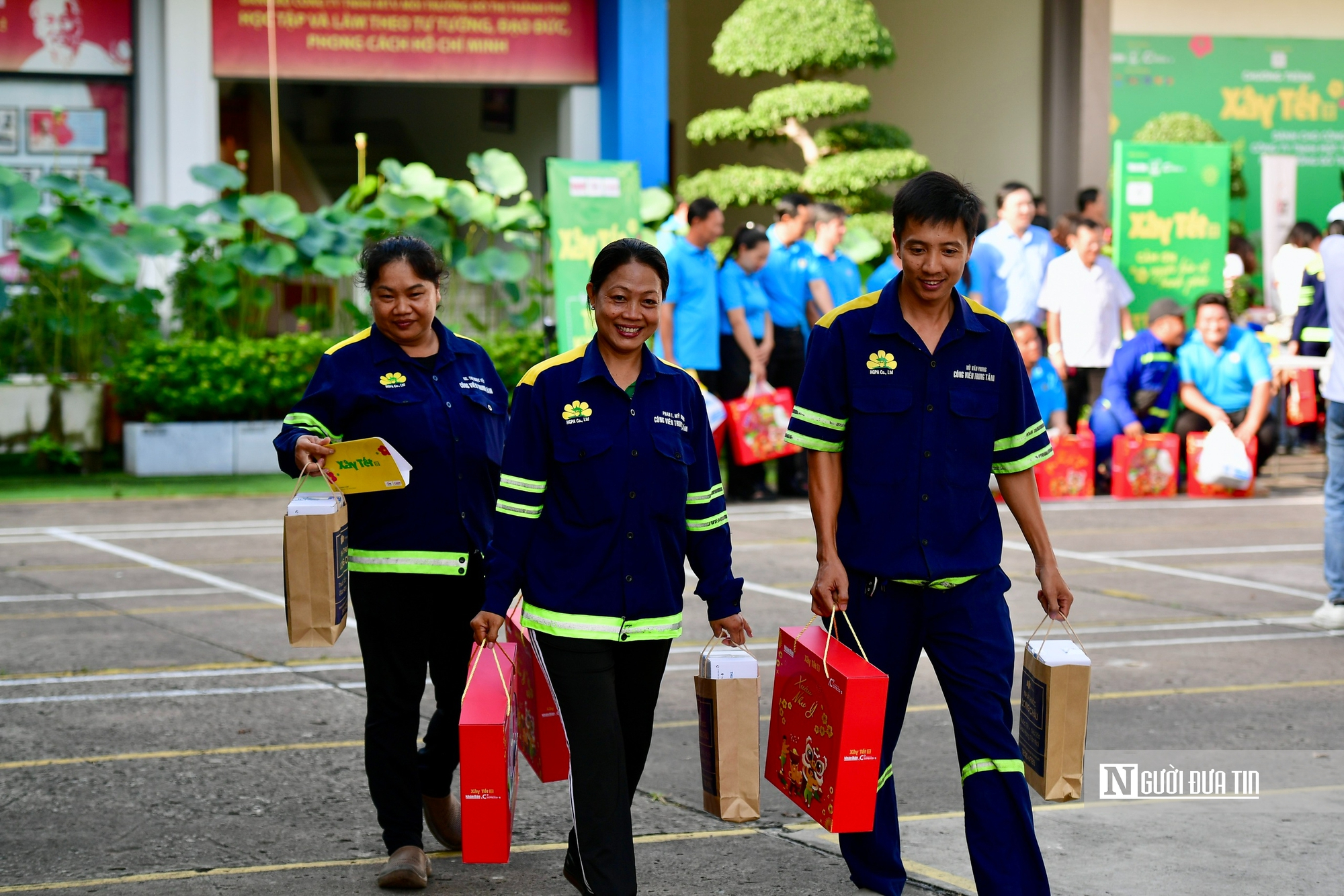 Tết đến sớm với những người l&agrave;m việc thầm lặng- Ảnh 1.