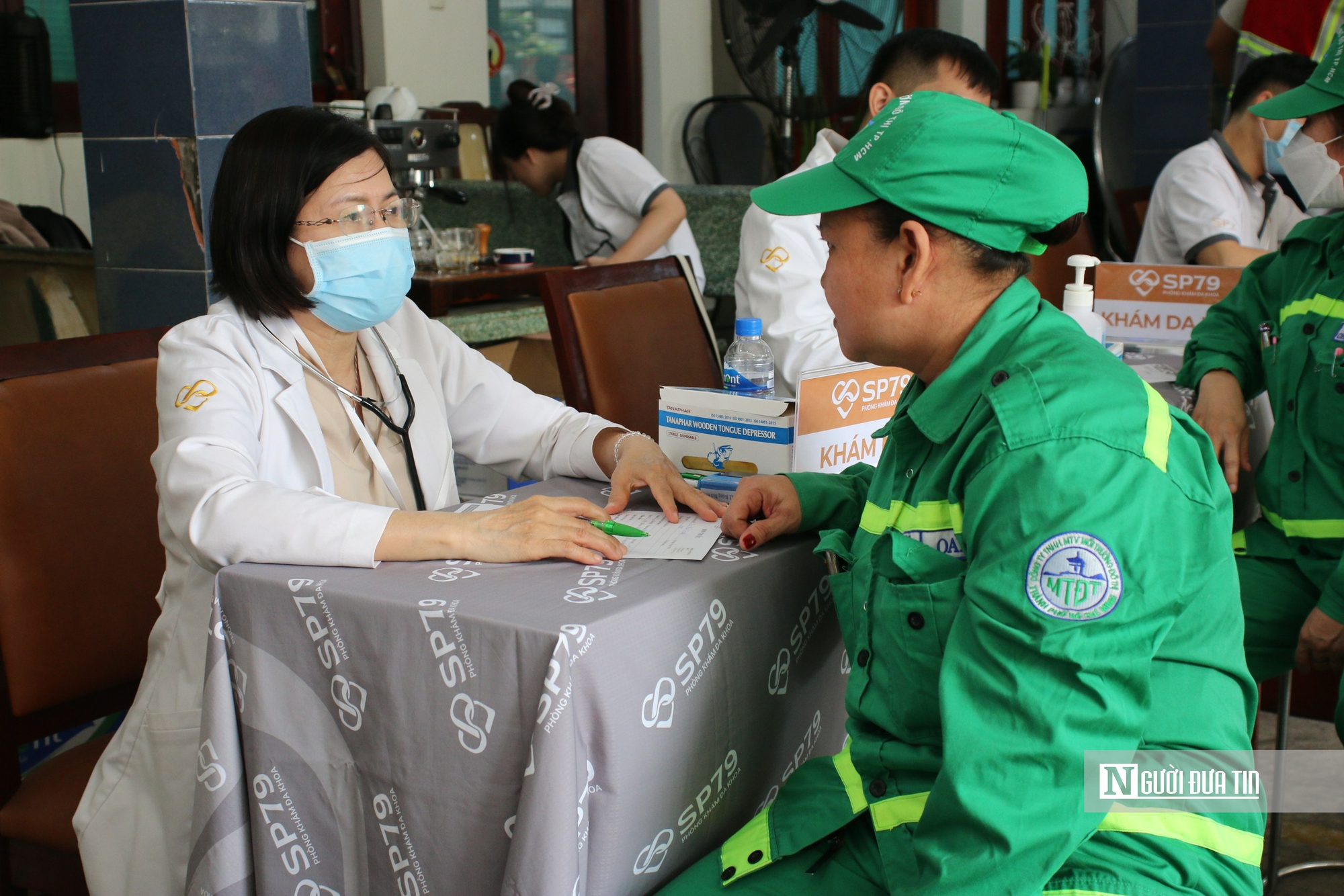 Tết đến sớm với những người l&agrave;m việc thầm lặng- Ảnh 2.