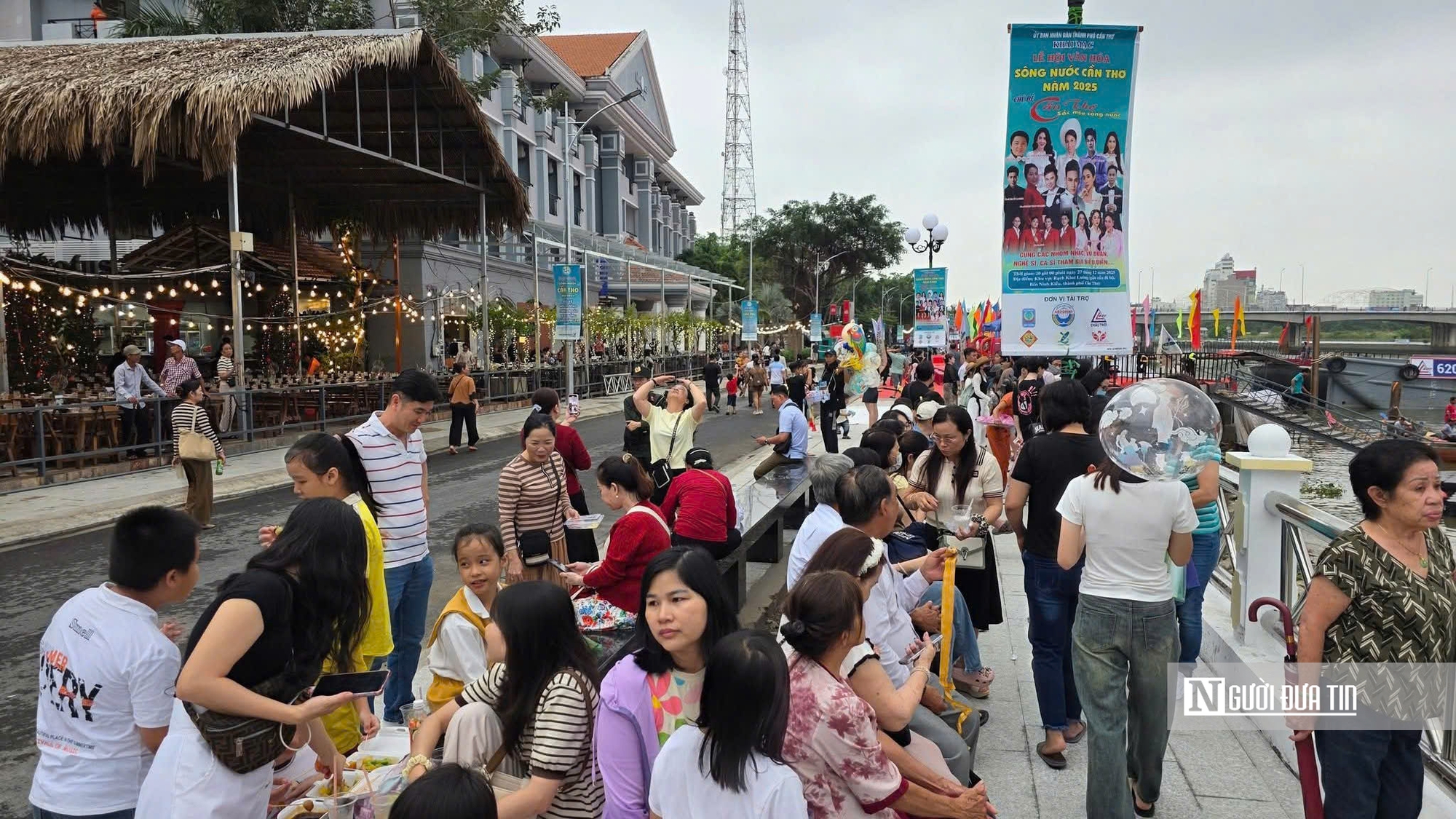 Biển người đổ về xem lễ hội giữa lòng Tây Đô- Ảnh 1.