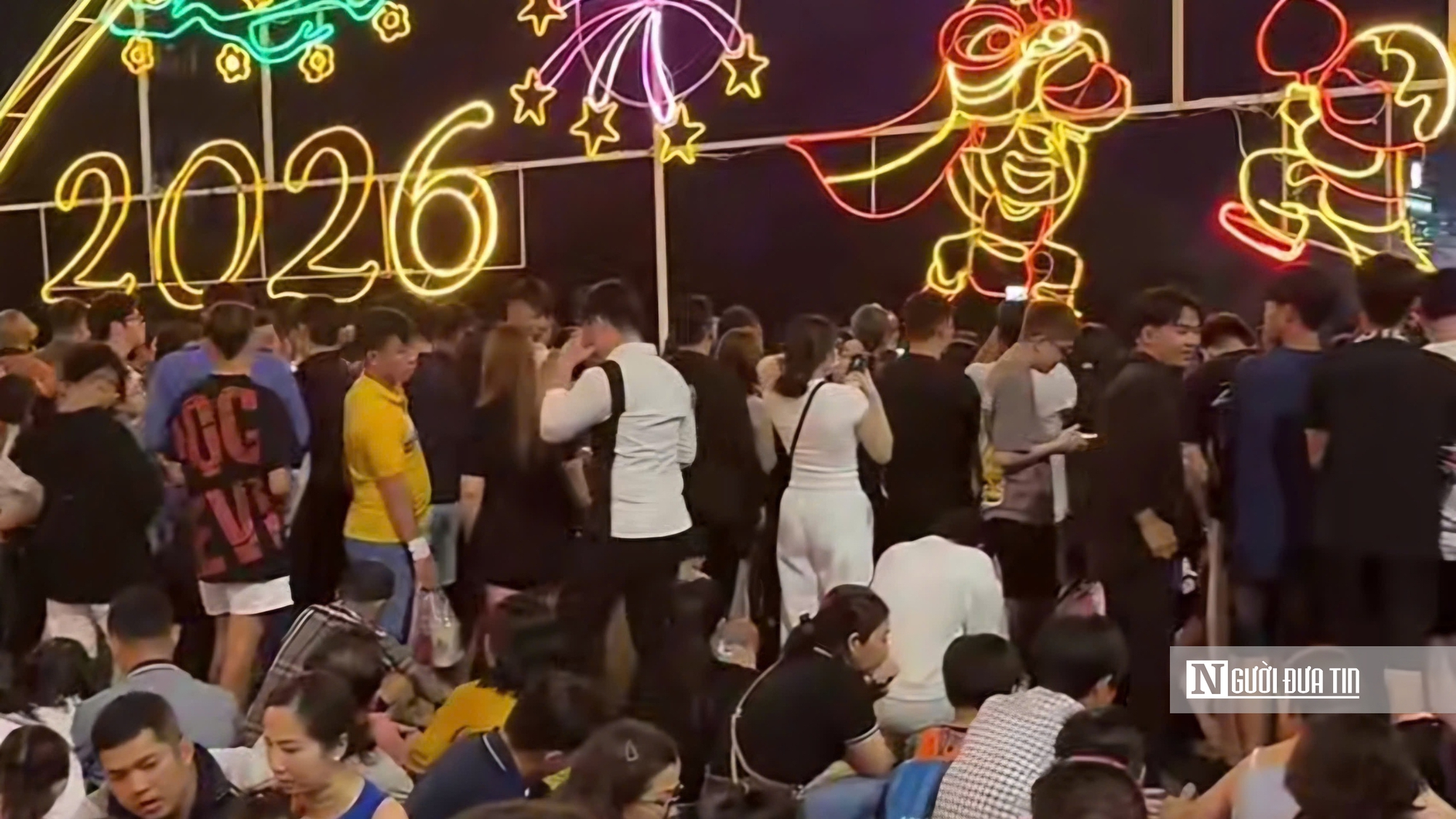 Biển người đổ về xem lễ hội giữa lòng Tây Đô- Ảnh 2.