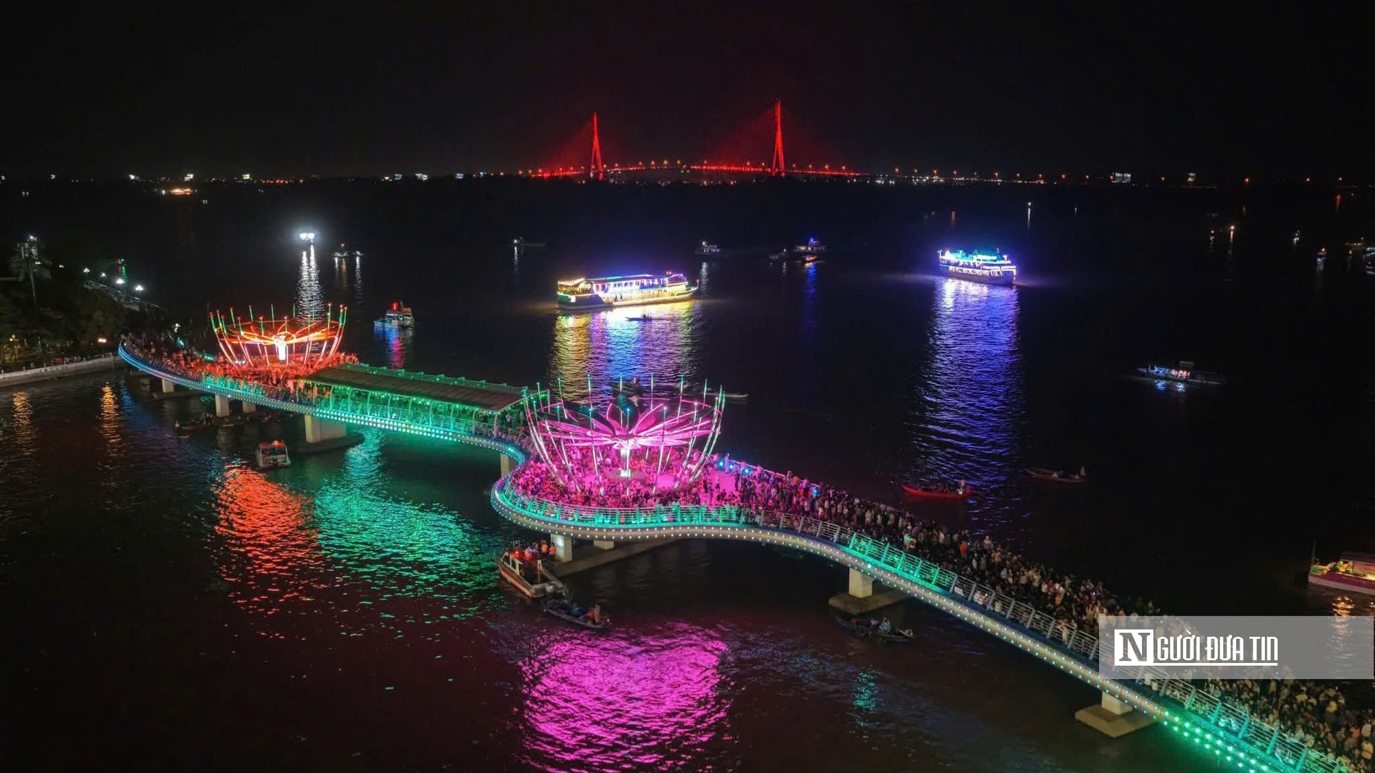 Biển người đổ về xem lễ hội giữa lòng Tây Đô- Ảnh 4.