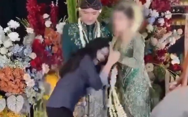 Đ&aacute;m cưới "kỳ lạ", người y&ecirc;u cũ bất ngờ lao l&ecirc;n h&ocirc;n ch&uacute; rể, cả hội trường "đứng h&igrave;nh" - Ảnh 2.