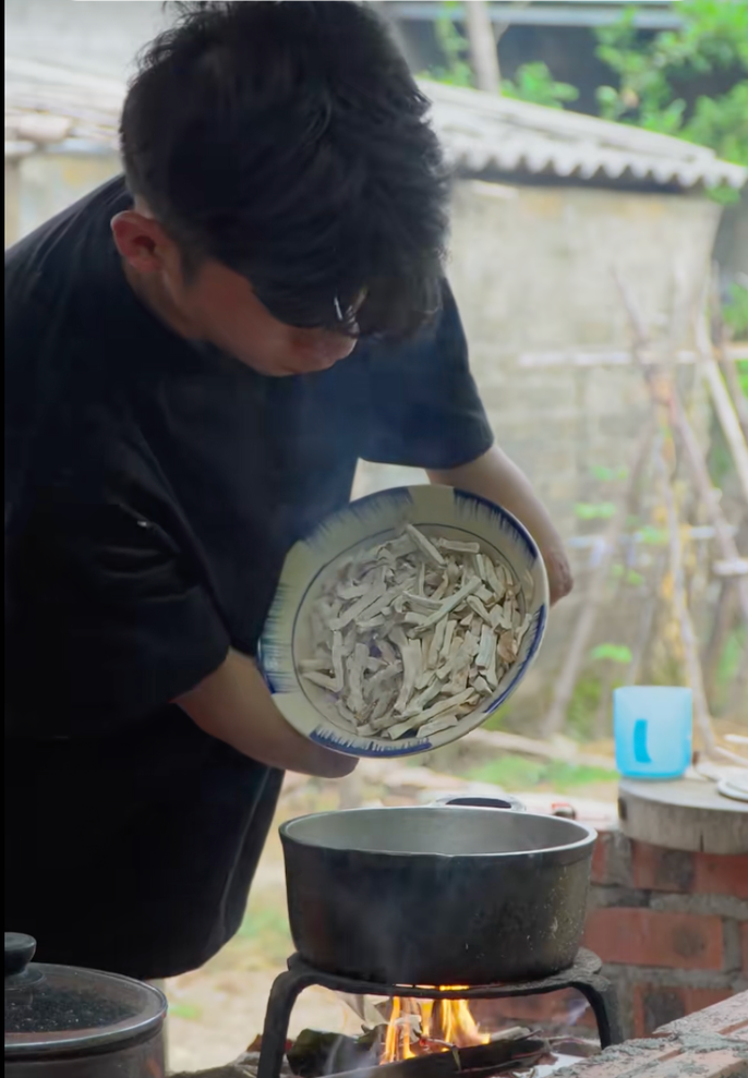 Chàng trai genZ mồ côi, gặp biến cố mất 2 tay, truyền thông điệp tích cực qua từng video- Ảnh 7.