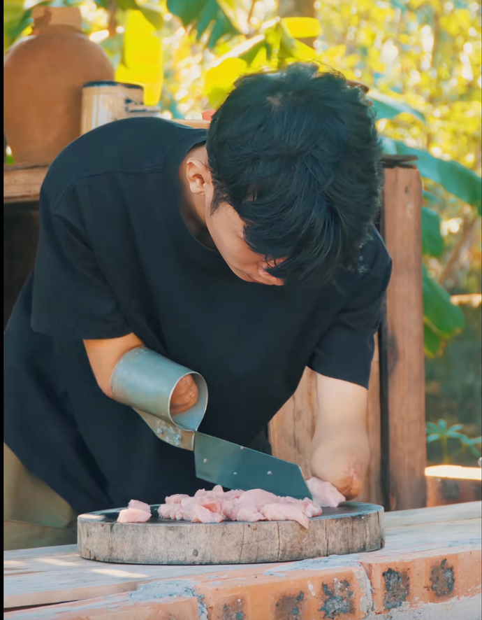 Chàng trai genZ mồ côi, gặp biến cố mất 2 tay, truyền thông điệp tích cực qua từng video- Ảnh 8.