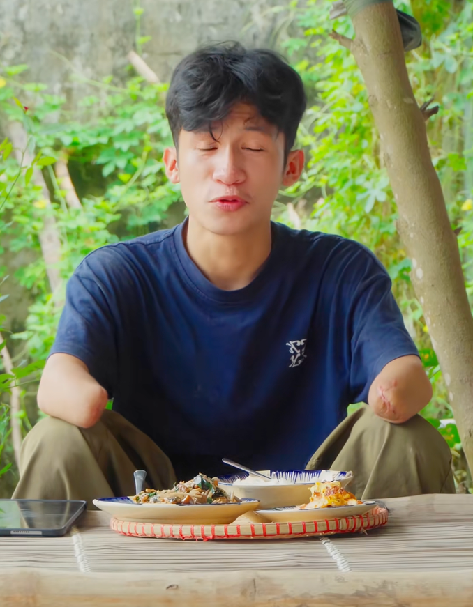 Chàng trai genZ mồ côi, gặp biến cố mất 2 tay, truyền thông điệp tích cực qua từng video- Ảnh 12.