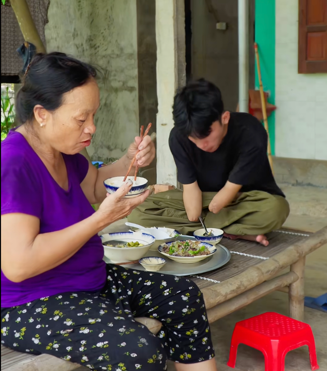Chàng trai genZ mồ côi, gặp biến cố mất 2 tay, truyền thông điệp tích cực qua từng video- Ảnh 11.