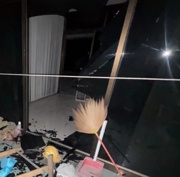 Đâm vào cửa kính khi đang tẩu thoát, tên trộm tử vong vì mất máu- Ảnh 1. Đâm vào cửa kính khi đang tẩu thoát, tên trộm tử vong vì mất máu- Ảnh 1.