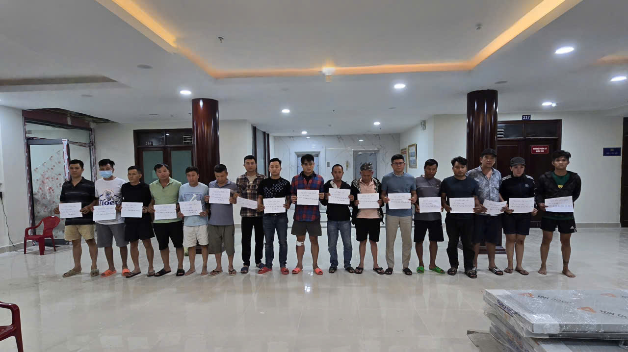 150 cảnh sát vây bắt nhóm đối tượng đánh bạc, mua bán trái phép vũ khí quân dụng - Ảnh 1.