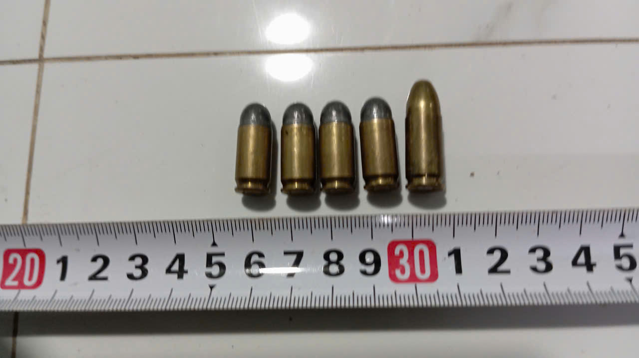 150 cảnh sát vây bắt nhóm đối tượng đánh bạc, mua bán trái phép vũ khí quân dụng - Ảnh 3.