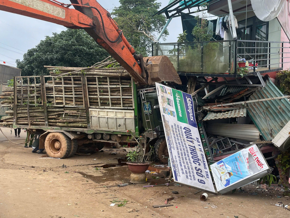 Ô tô tải va chạm xe máy rồi tông sập nhiều hàng quán, 5 người thương vong - Ảnh 1.