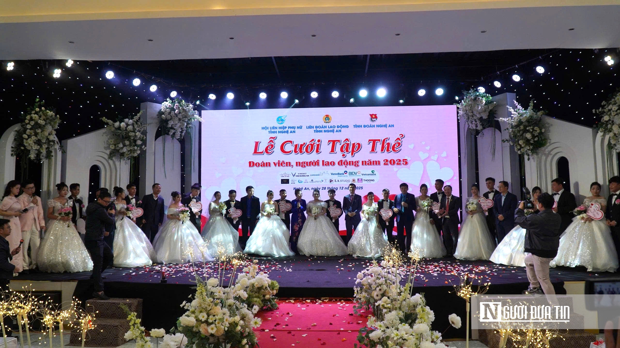 X&uacute;c động lễ cưới tập thể  d&agrave;nh tặng 11 cặp đ&ocirc;i c&ocirc;ng nh&acirc;n ở Nghệ An - Ảnh 1.