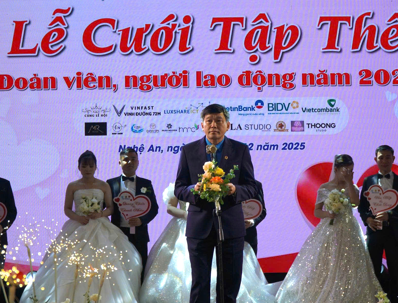 X&uacute;c động lễ cưới tập thể  d&agrave;nh tặng 11 cặp đ&ocirc;i c&ocirc;ng nh&acirc;n ở Nghệ An - Ảnh 10.