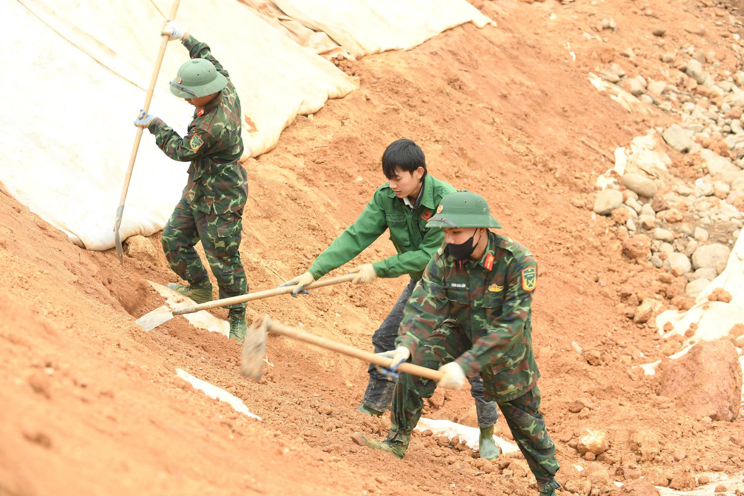 Cận cảnh kè chống sạt lở thần tốc cho 12 hộ dân ở Khe Sanh - Ảnh 3.