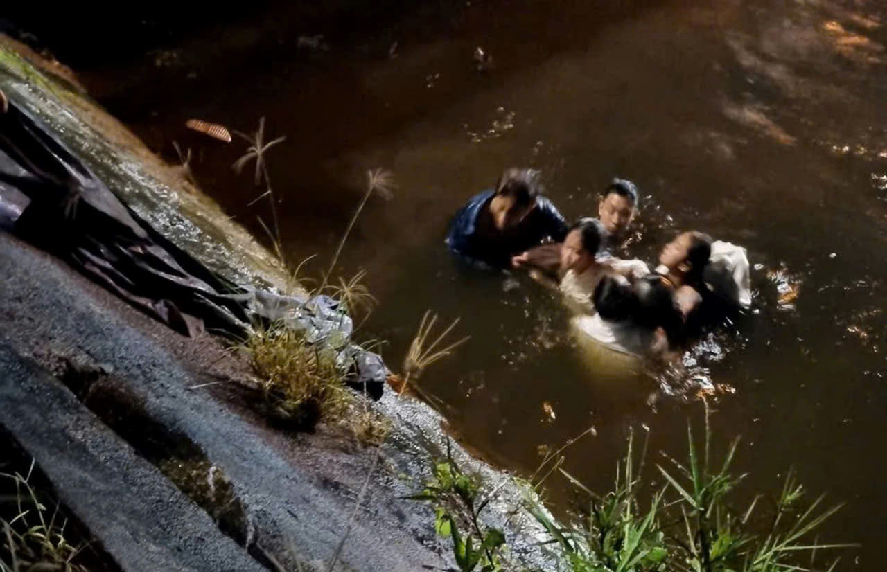 Giây phút hai cha con nhảy xuống kênh nước cứu 3 người phụ nữ bị tai nạn- Ảnh 1.