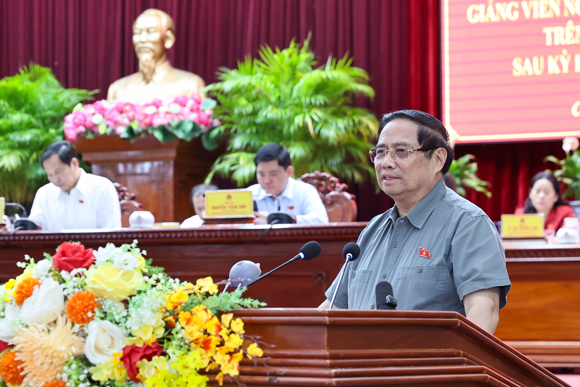 Dự kiến đầu tư gần 700.000 tỷ đồng cho y tế và giáo dục trong 10 năm tới - Ảnh 1.