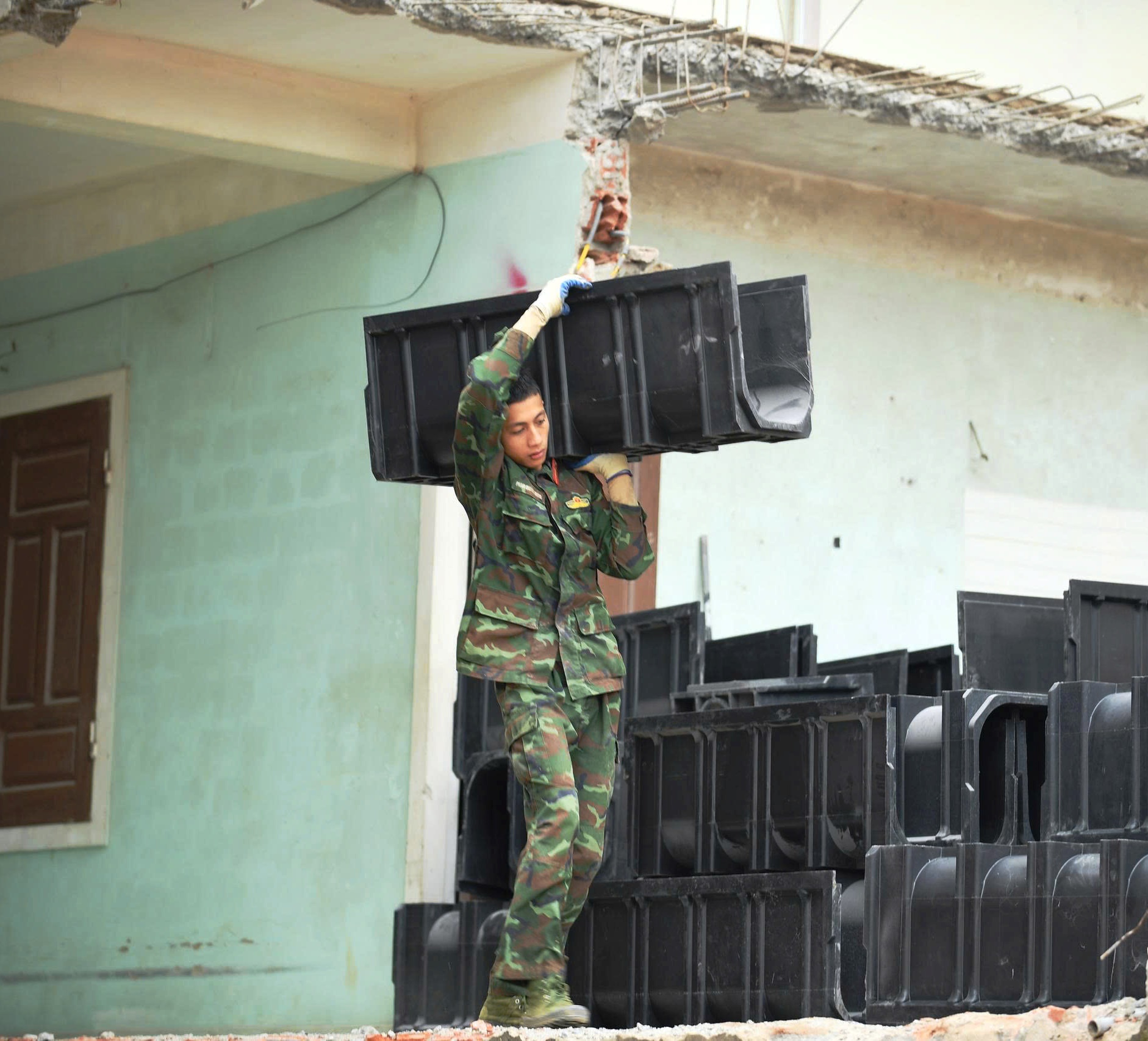 Cận cảnh kè chống sạt lở thần tốc cho 12 hộ dân ở Khe Sanh - Ảnh 8.