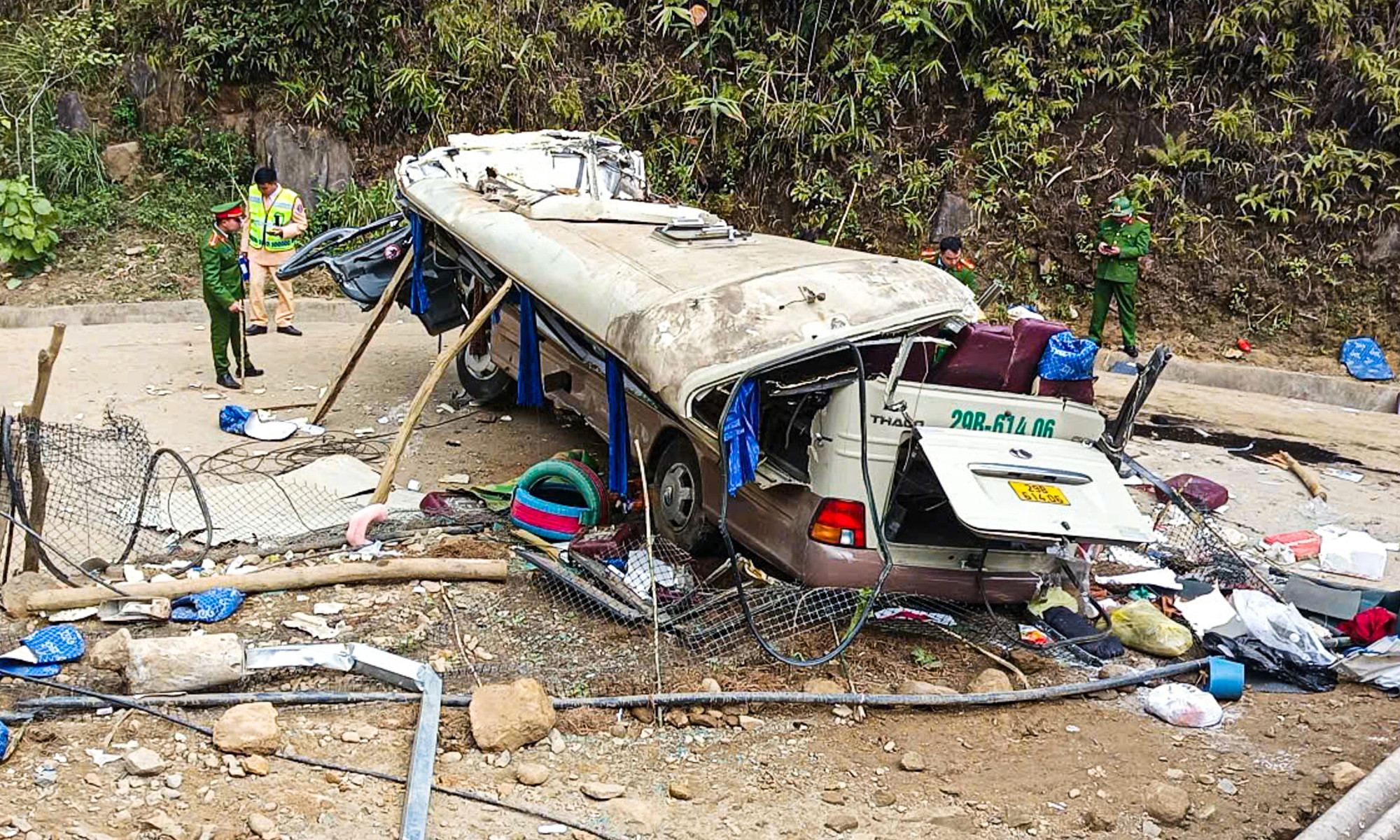 Lật xe l&agrave;m 9 người tử vong: Cập nhật sức khỏe những nạn nh&acirc;n được chuyển về H&agrave; Nội cấp cứu- Ảnh 1.