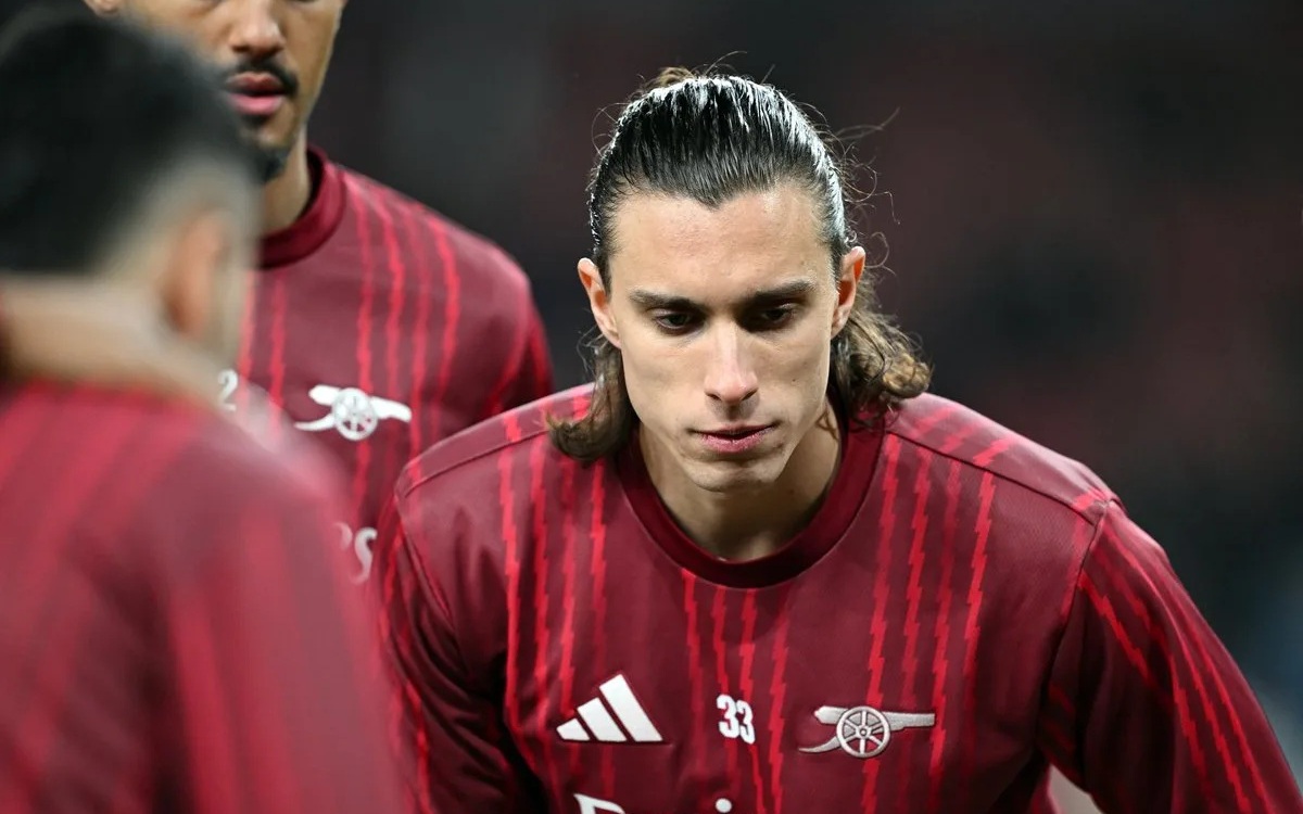 Liverpool được khuy&ecirc;n chi&ecirc;u mộ hậu vệ của Arsenal - Ảnh 2.