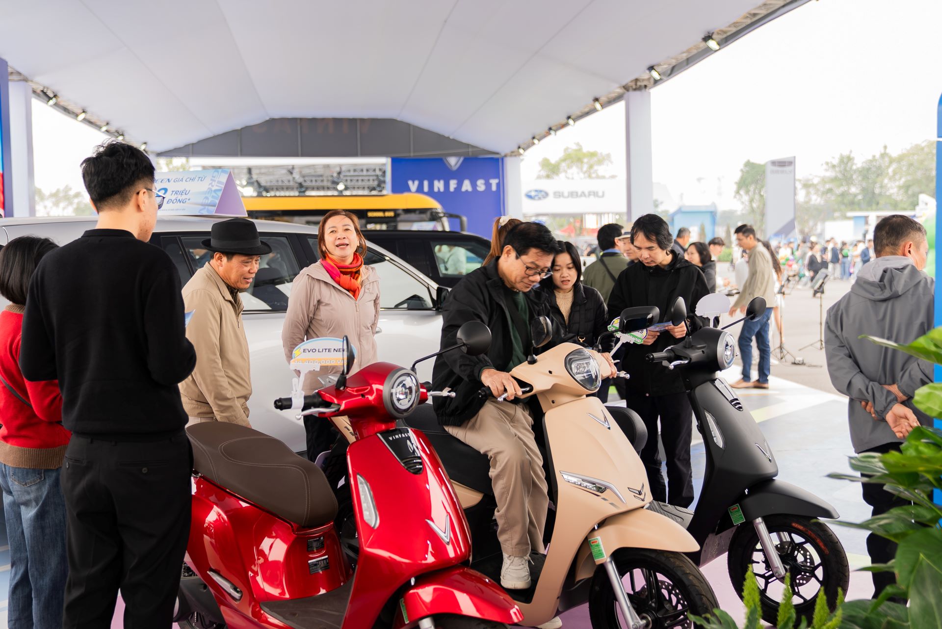 Lái thử xe máy điện VinFast tại Vietnam Mobility Show 2025, khách hàng muốn “chốt đơn” xe điện, bỏ ngay xe xăng - Ảnh 1.