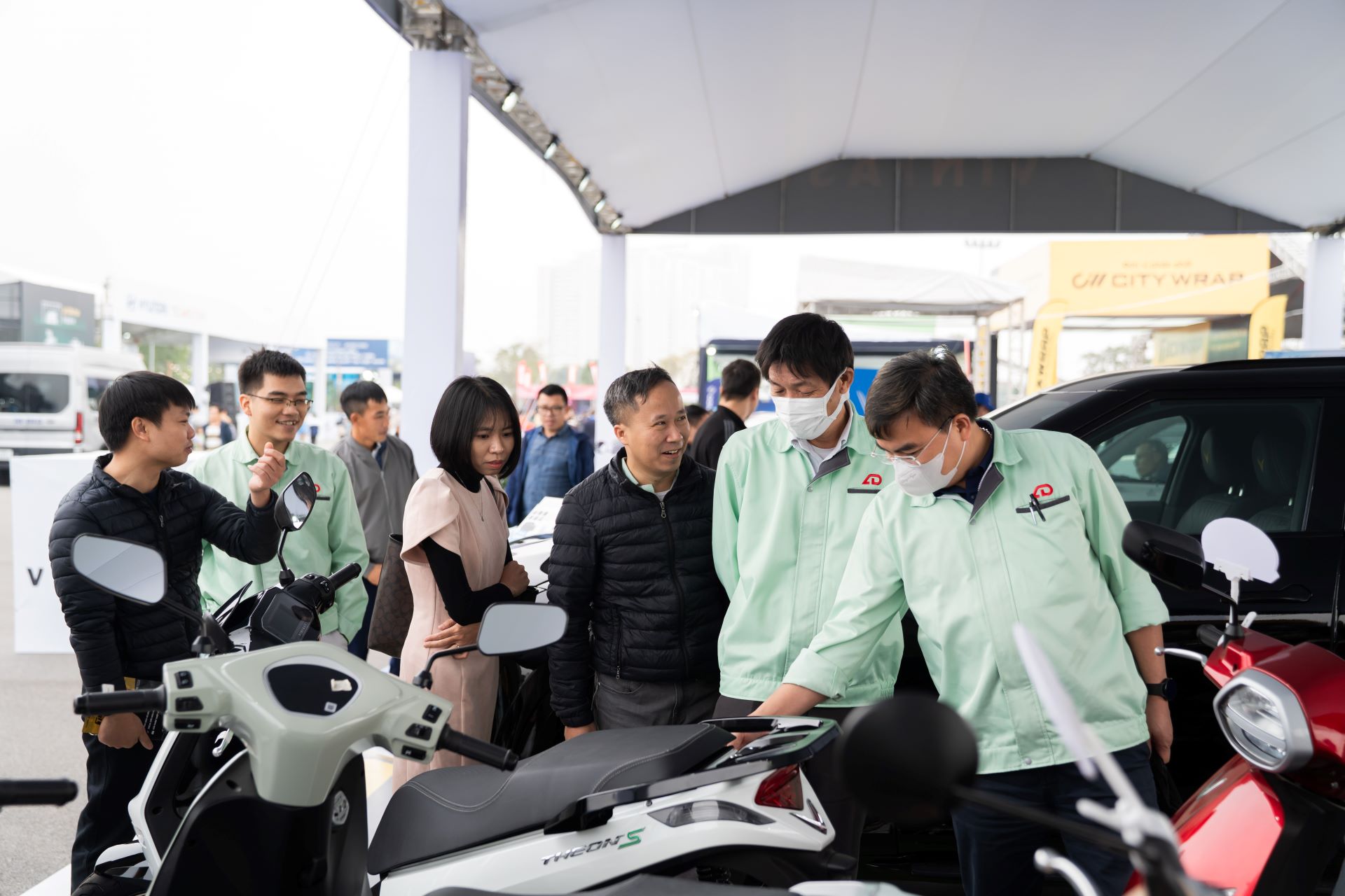 Lái thử xe máy điện VinFast tại Vietnam Mobility Show 2025, khách hàng muốn “chốt đơn” xe điện, bỏ ngay xe xăng - Ảnh 4.
