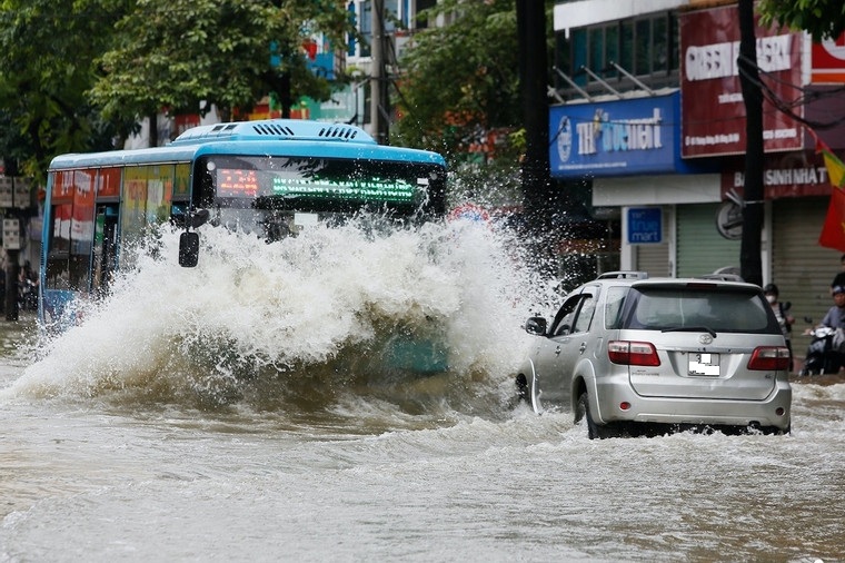 UBND TP Hà Nội trả lời câu hỏi bao giờ hết cảnh ngập úng kéo dài mỗi khi mưa lớn - Ảnh 1.