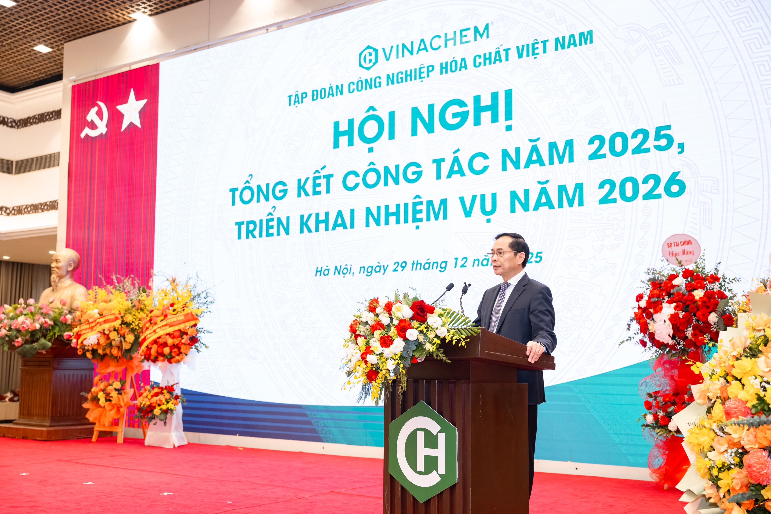Thoát lỗ lũy kế, Vinachem “về đích” 2025 với kết quả cao kỷ lục- Ảnh 1.