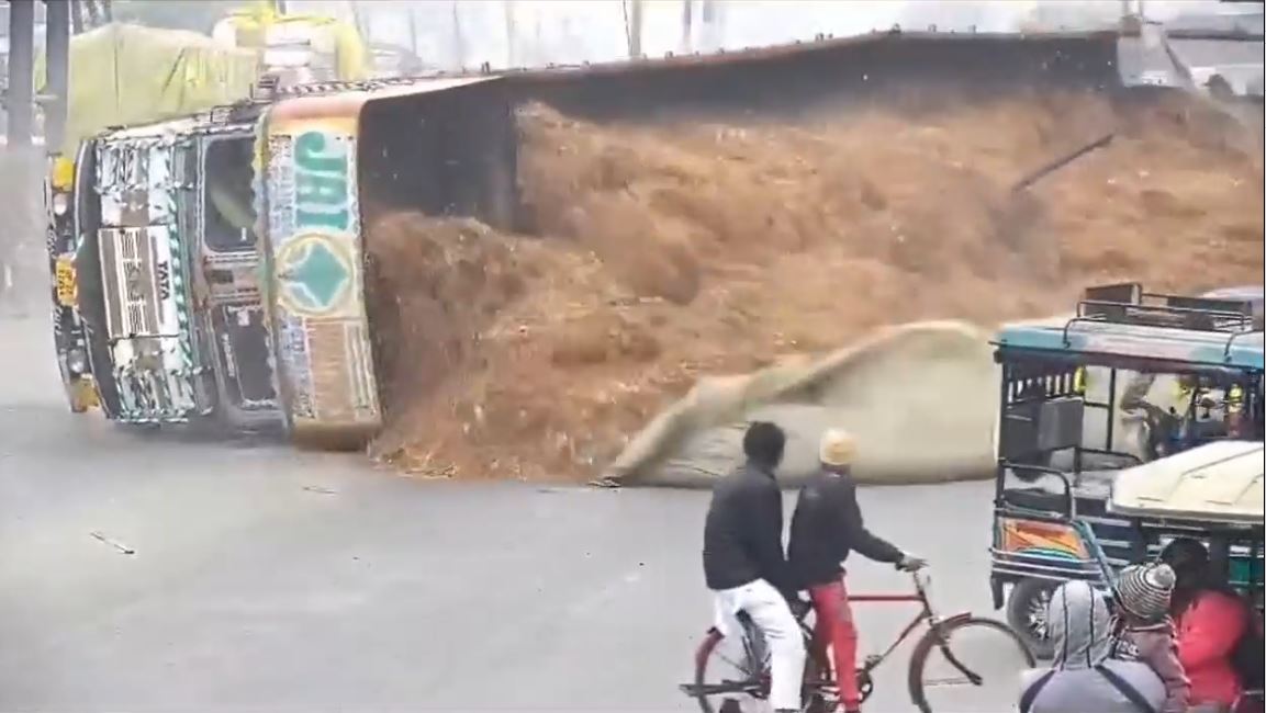 Xe tải lật nghiêng đè trúng ô tô con, tài xế tử vong thương tâm - Ảnh 1.