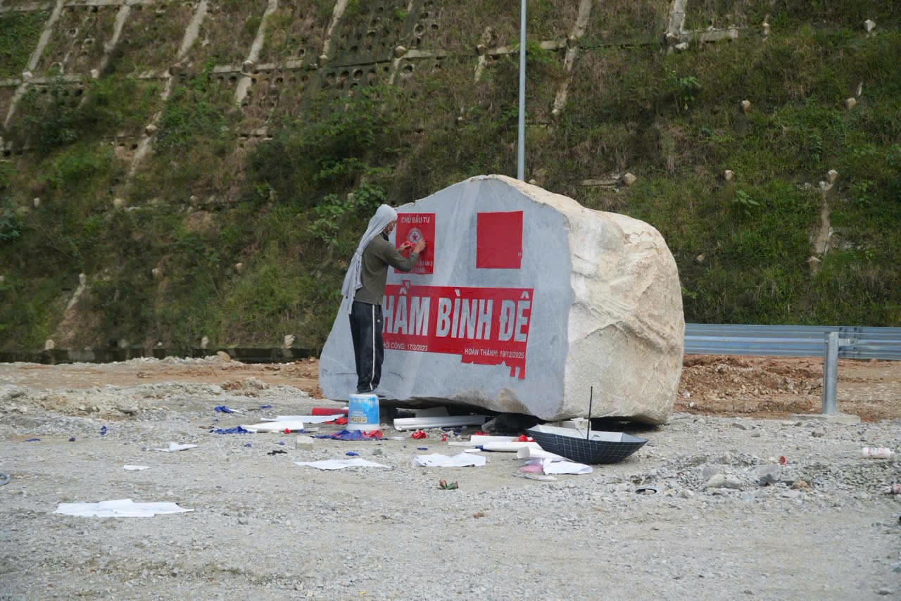 Ba năm khoét núi mở hầm nối thông cao tốc Bắc – Nam qua địa hình hiểm trở- Ảnh 2. Ba năm khoét núi mở hầm nối thông cao tốc Bắc – Nam qua địa hình hiểm trở- Ảnh 2.