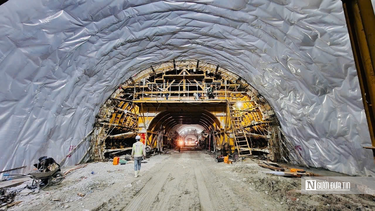 Ba năm kho&eacute;t n&uacute;i mở hầm nối th&ocirc;ng cao tốc Bắc &ndash; Nam qua địa h&igrave;nh hiểm trở- Ảnh 5.