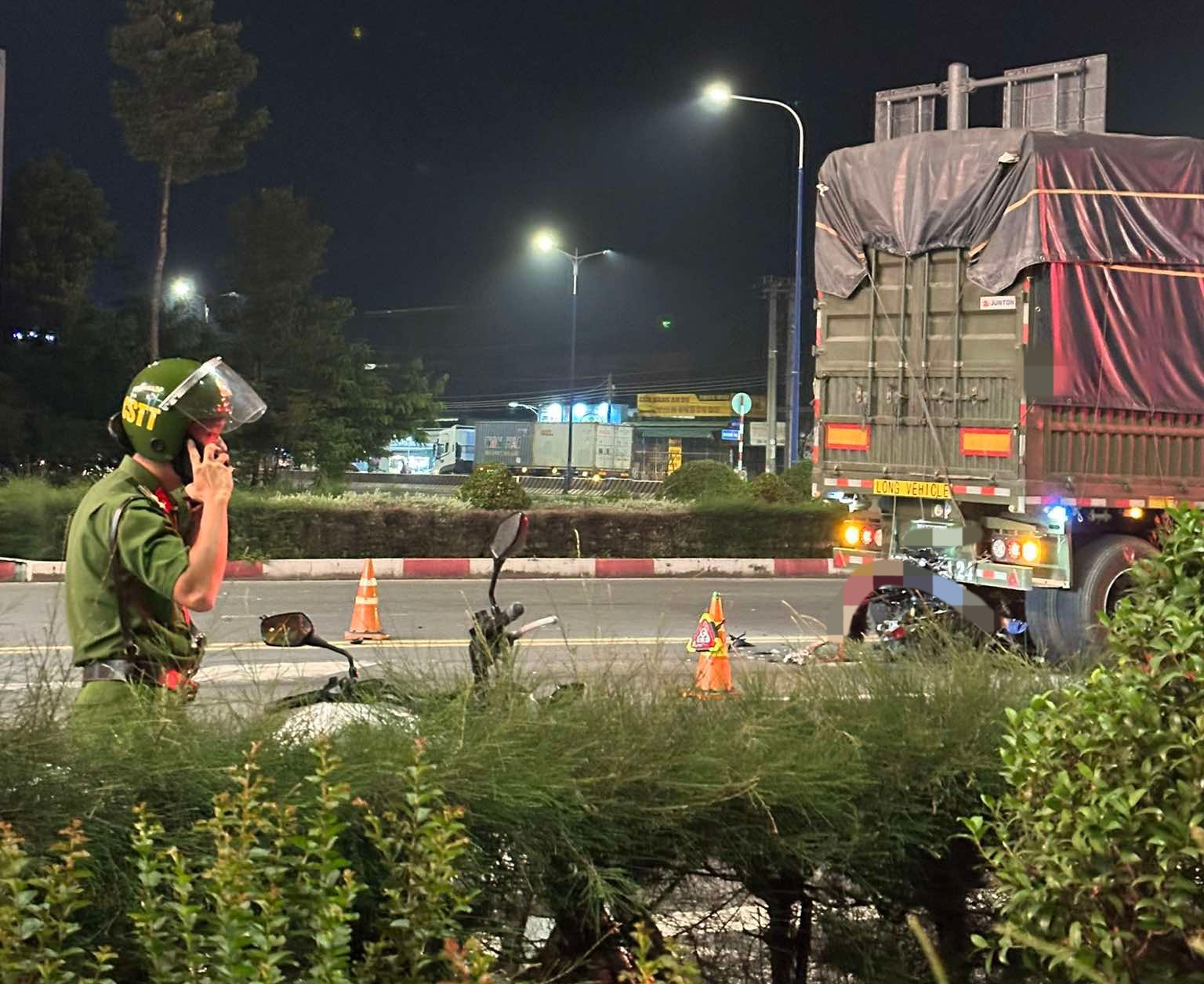 Vụ tử vong bên vũng máu: Nghi phạm đã tử vong sau khi đâm vào đuôi xe tải - Ảnh 1.