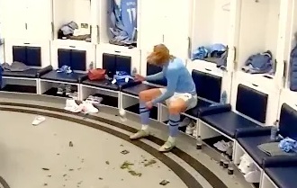 Khoảnh khắc Haaland tức giận trong ph&ograve;ng thay đồ g&acirc;y x&ocirc;n xao - Ảnh 1.