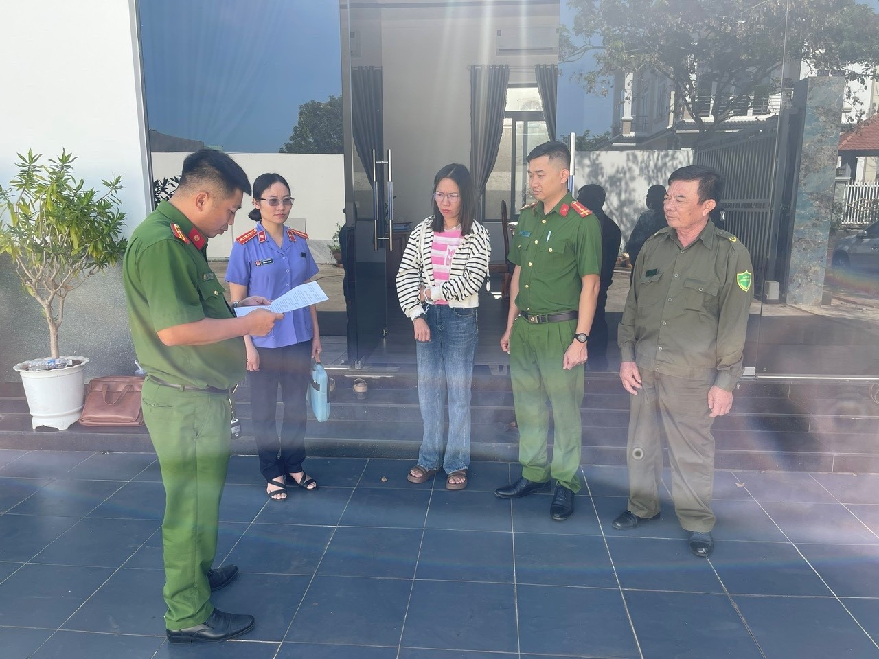 Tham ô hàng tỷ đồng, nữ nhân viên bị khởi tố - Ảnh 1.