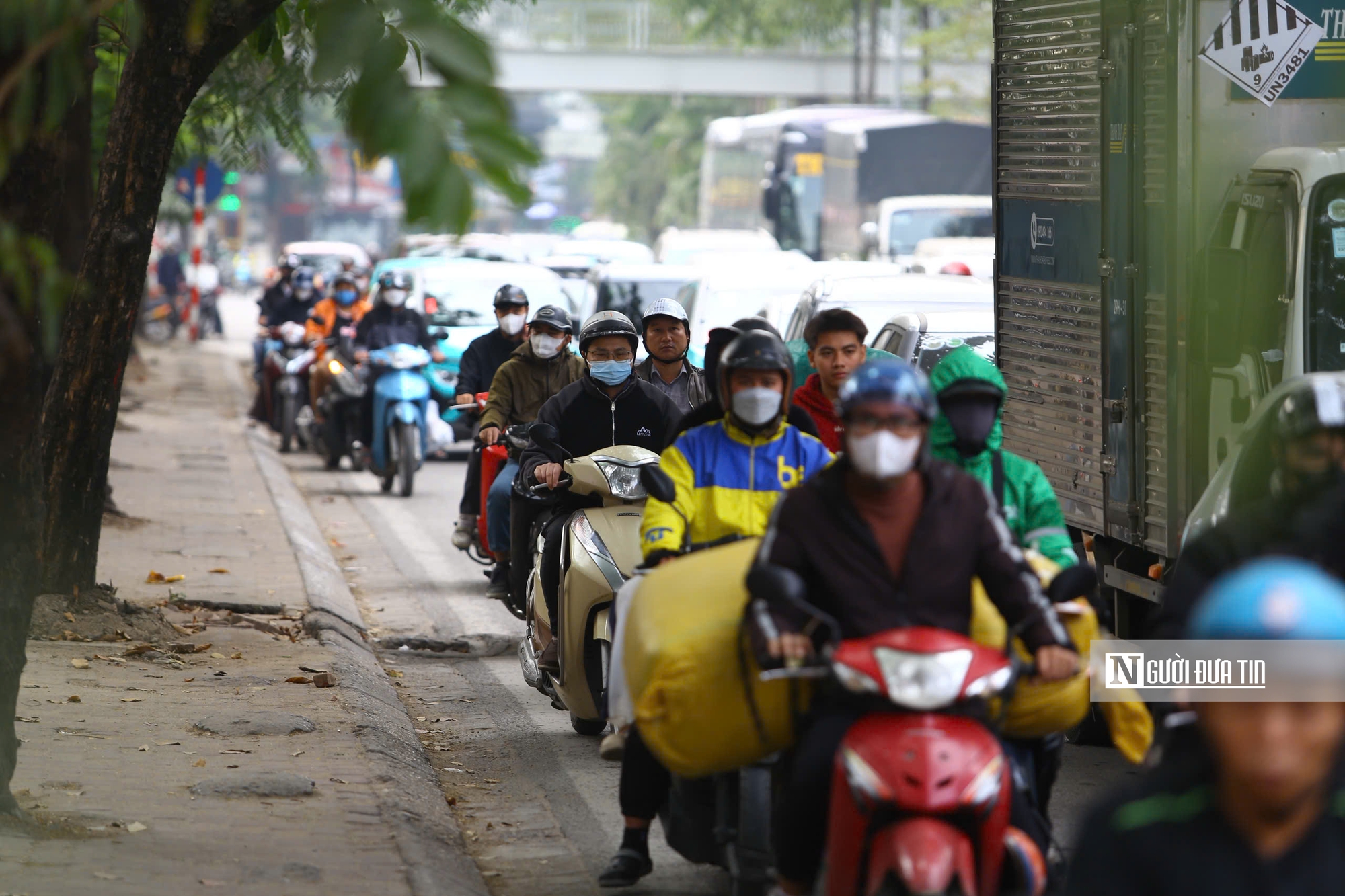 Giao th&ocirc;ng cửa ng&otilde; H&agrave; Nội t&ecirc; liệt trước kỳ nghỉ Tết Dương lịch 2026- Ảnh 2.