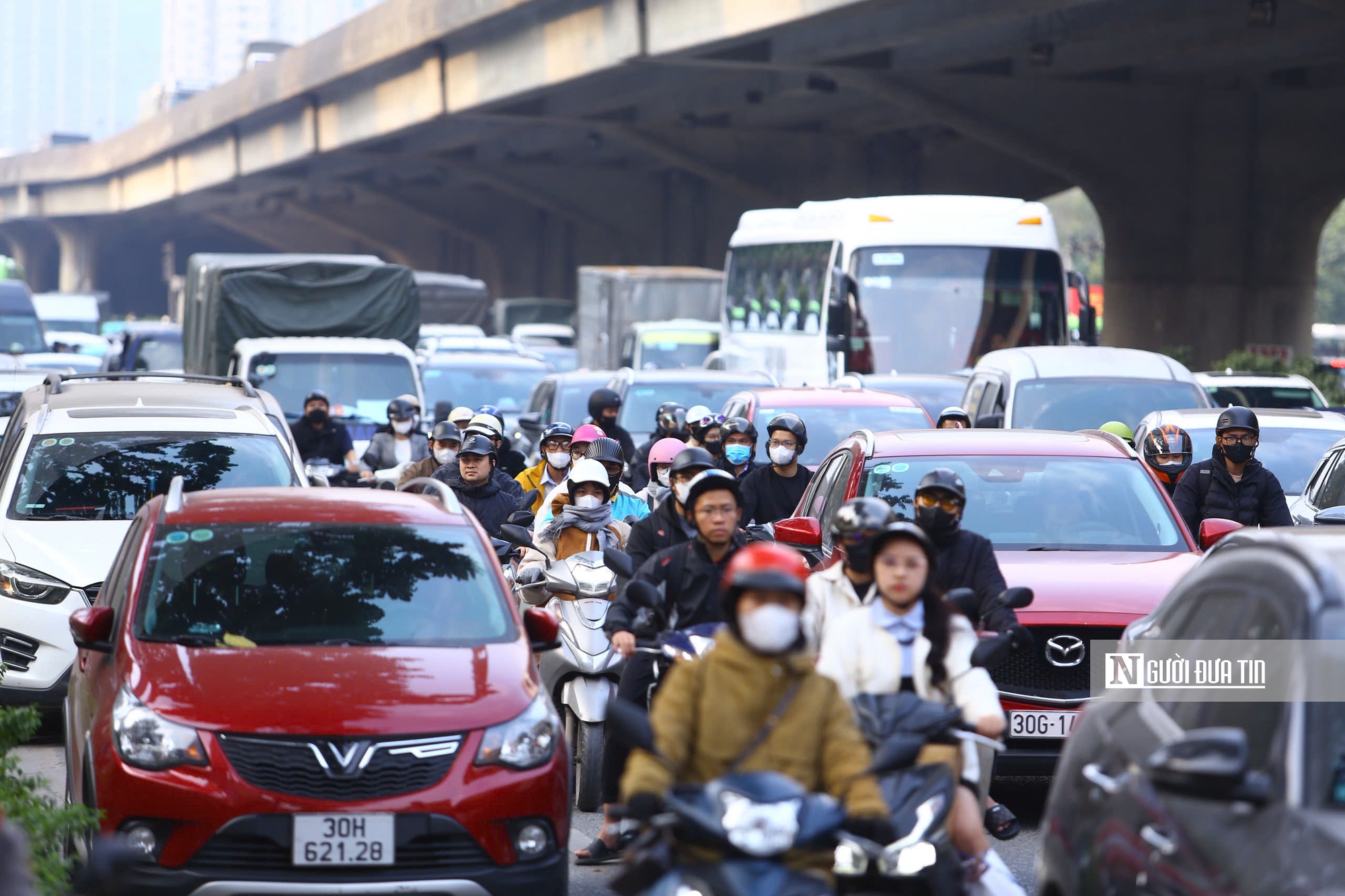 Giao th&ocirc;ng cửa ng&otilde; H&agrave; Nội t&ecirc; liệt trước kỳ nghỉ Tết Dương lịch 2026- Ảnh 5.