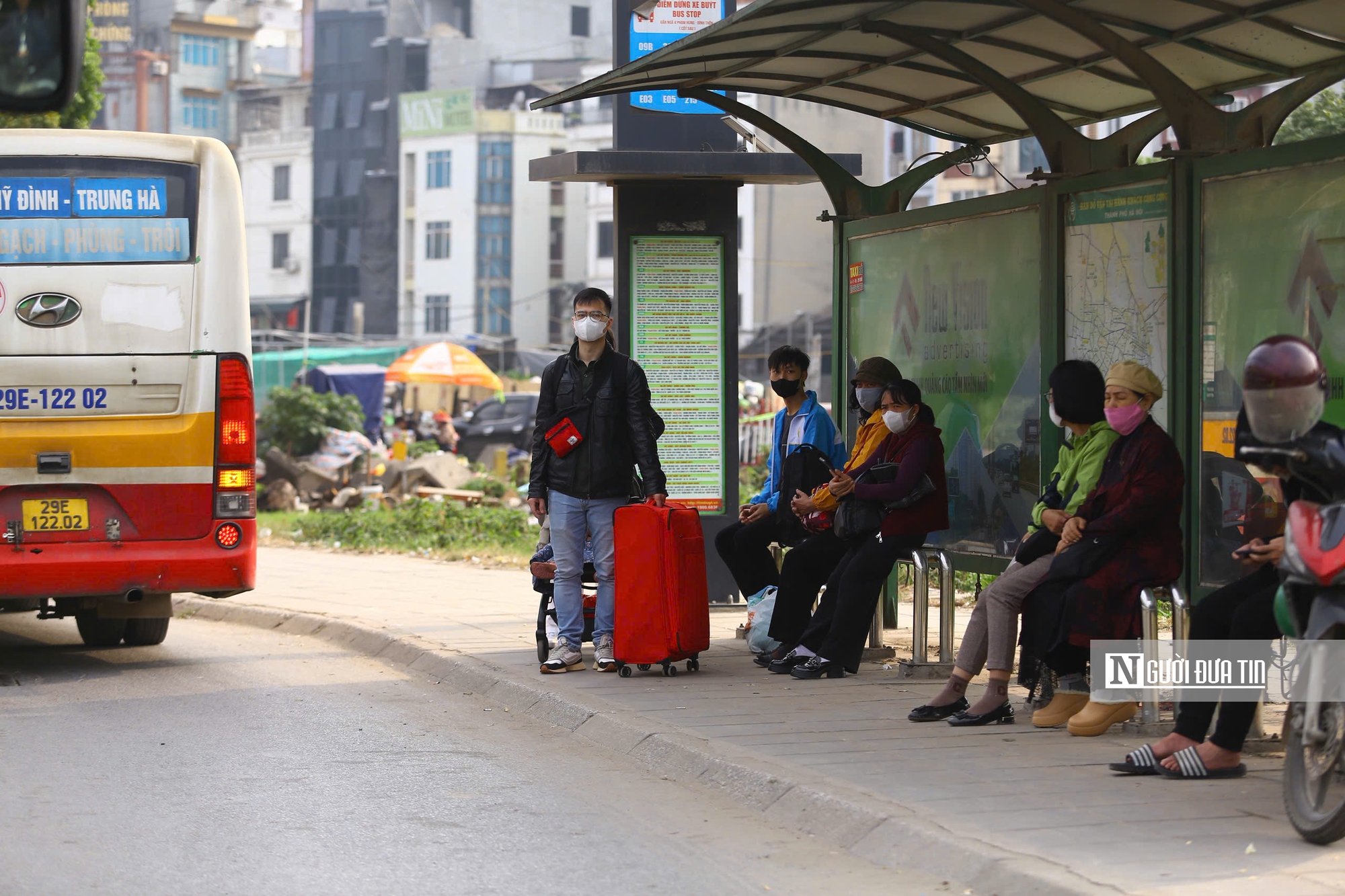 Giao th&ocirc;ng cửa ng&otilde; H&agrave; Nội t&ecirc; liệt trước kỳ nghỉ Tết Dương lịch 2026- Ảnh 6.