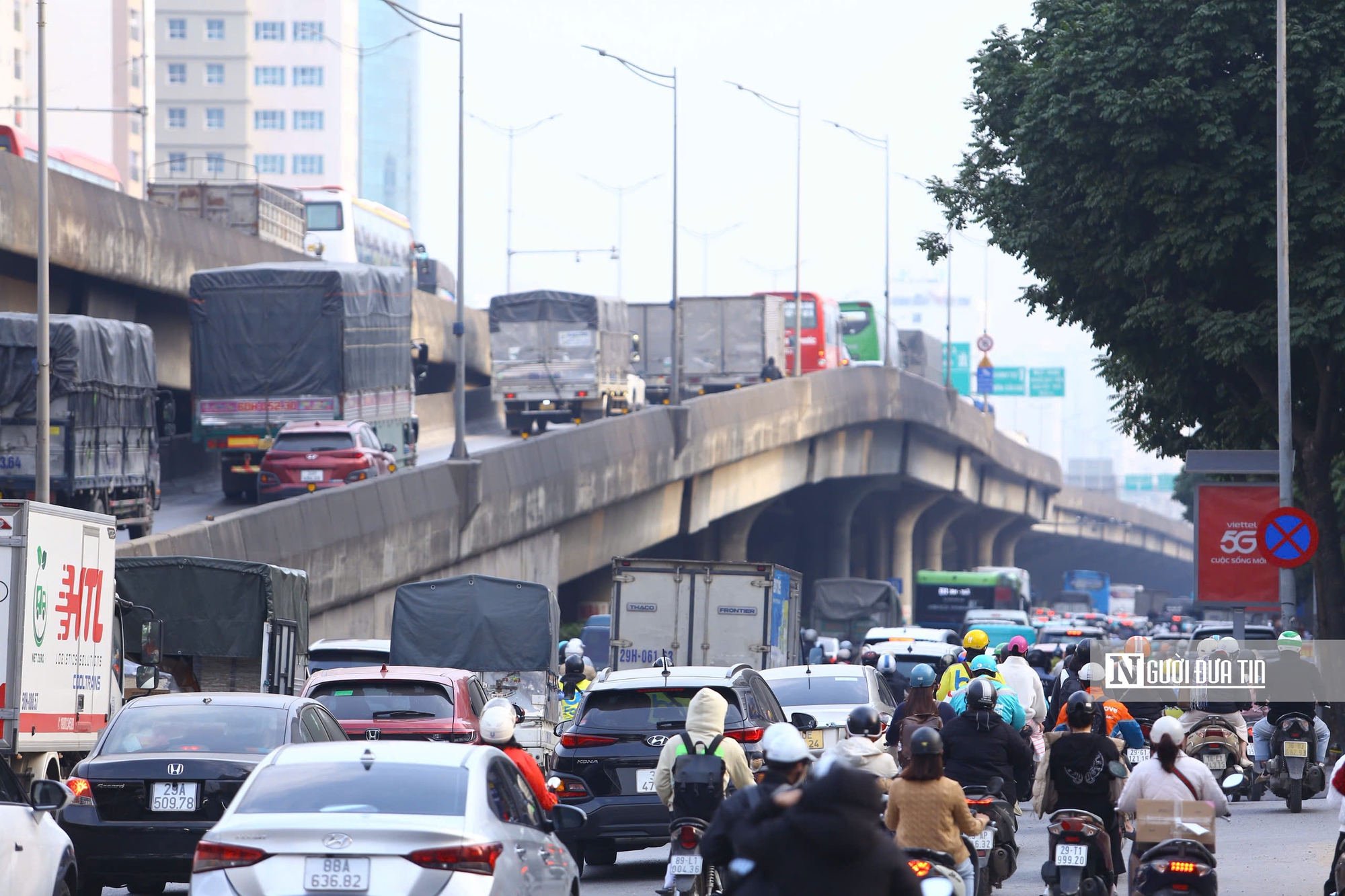 Giao th&ocirc;ng cửa ng&otilde; H&agrave; Nội t&ecirc; liệt trước kỳ nghỉ Tết Dương lịch 2026- Ảnh 8.