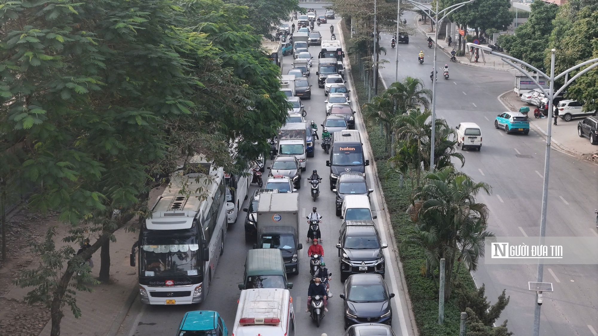 Giao th&ocirc;ng cửa ng&otilde; H&agrave; Nội t&ecirc; liệt trước kỳ nghỉ Tết Dương lịch 2026- Ảnh 10.