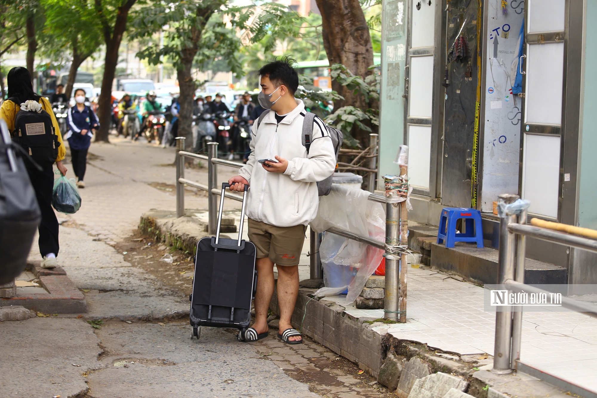 Giao th&ocirc;ng cửa ng&otilde; H&agrave; Nội t&ecirc; liệt trước kỳ nghỉ Tết Dương lịch 2026- Ảnh 11.