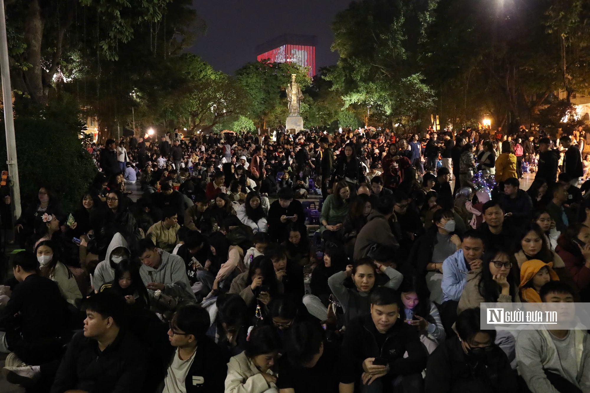 Countdown 2026 l&agrave;m &ldquo;n&oacute;ng&rdquo; Hồ Gươm, d&ograve;ng người ken đặc chờ thời khắc giao thừa- Ảnh 1.