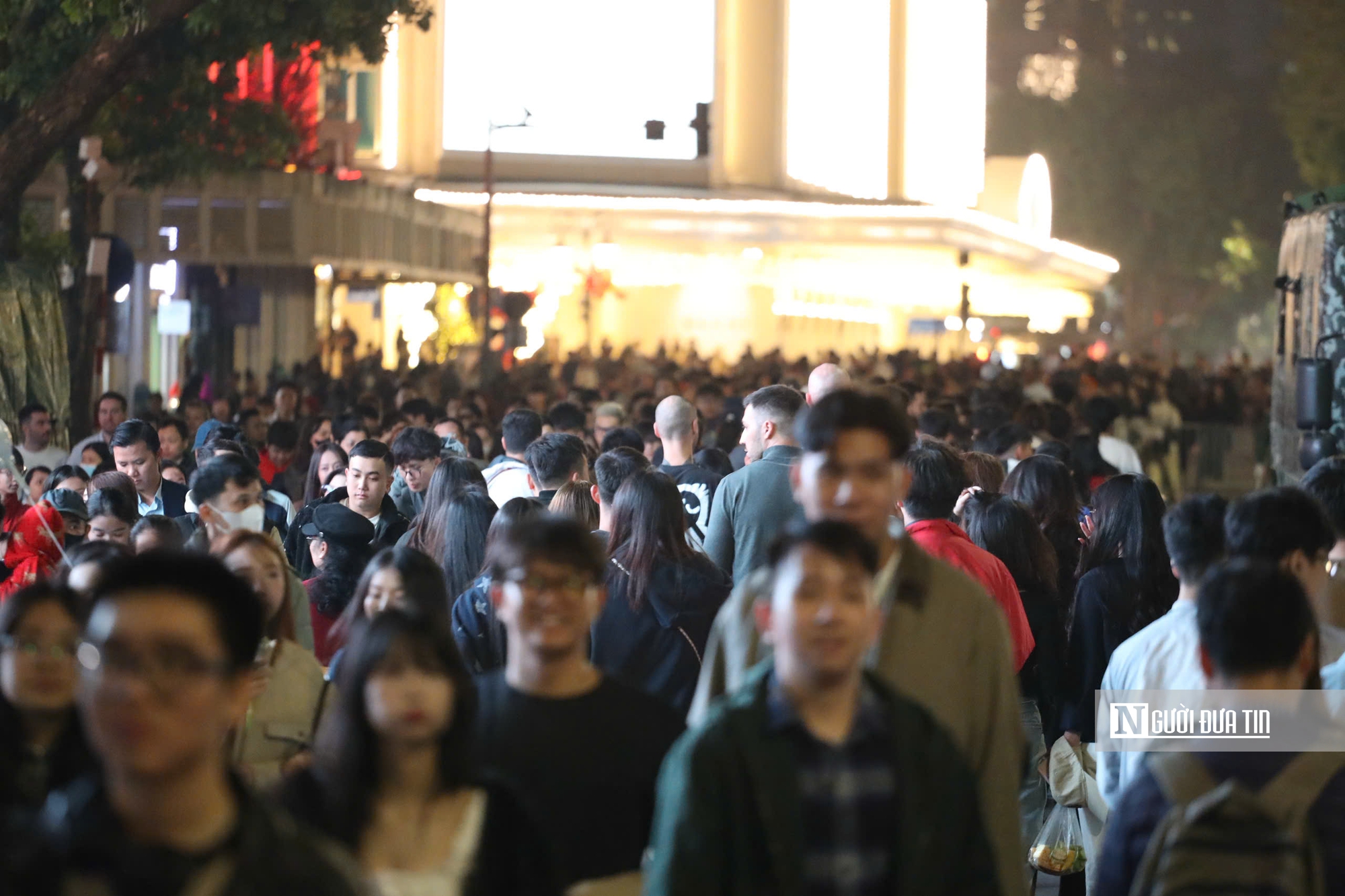 Countdown 2026 l&agrave;m &ldquo;n&oacute;ng&rdquo; Hồ Gươm, d&ograve;ng người ken đặc chờ thời khắc giao thừa- Ảnh 2.