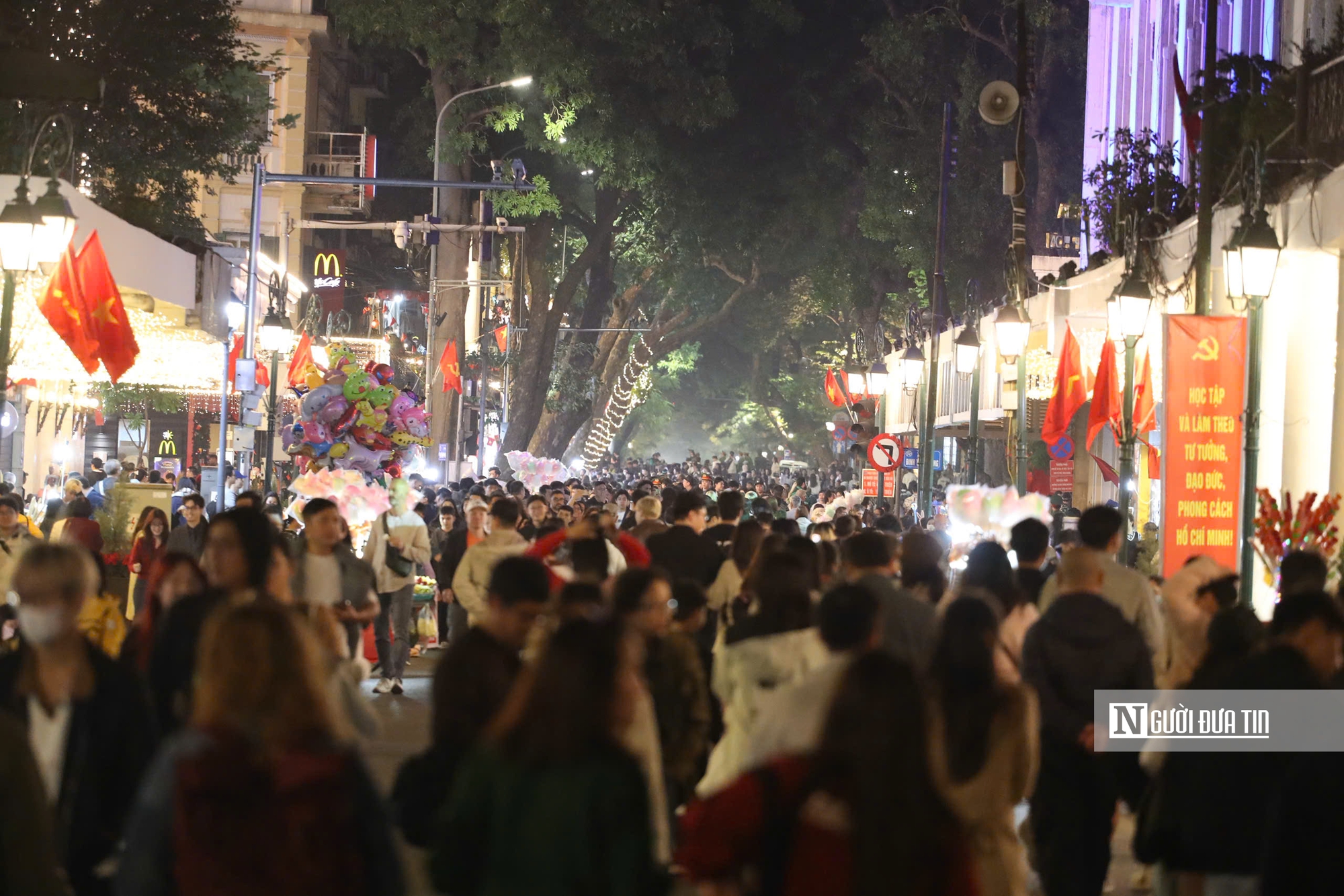 Countdown 2026 l&agrave;m &ldquo;n&oacute;ng&rdquo; Hồ Gươm, d&ograve;ng người ken đặc chờ thời khắc giao thừa- Ảnh 3.