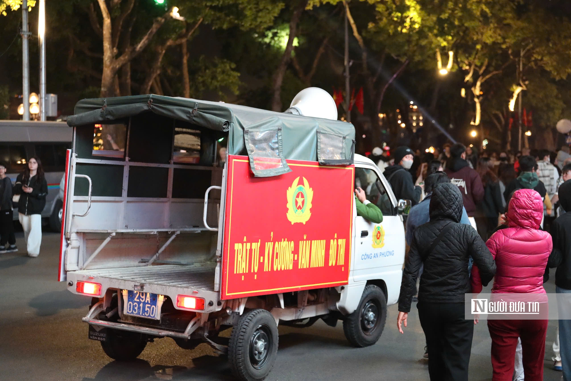 Countdown 2026 l&agrave;m &ldquo;n&oacute;ng&rdquo; Hồ Gươm, d&ograve;ng người ken đặc chờ thời khắc giao thừa- Ảnh 4.