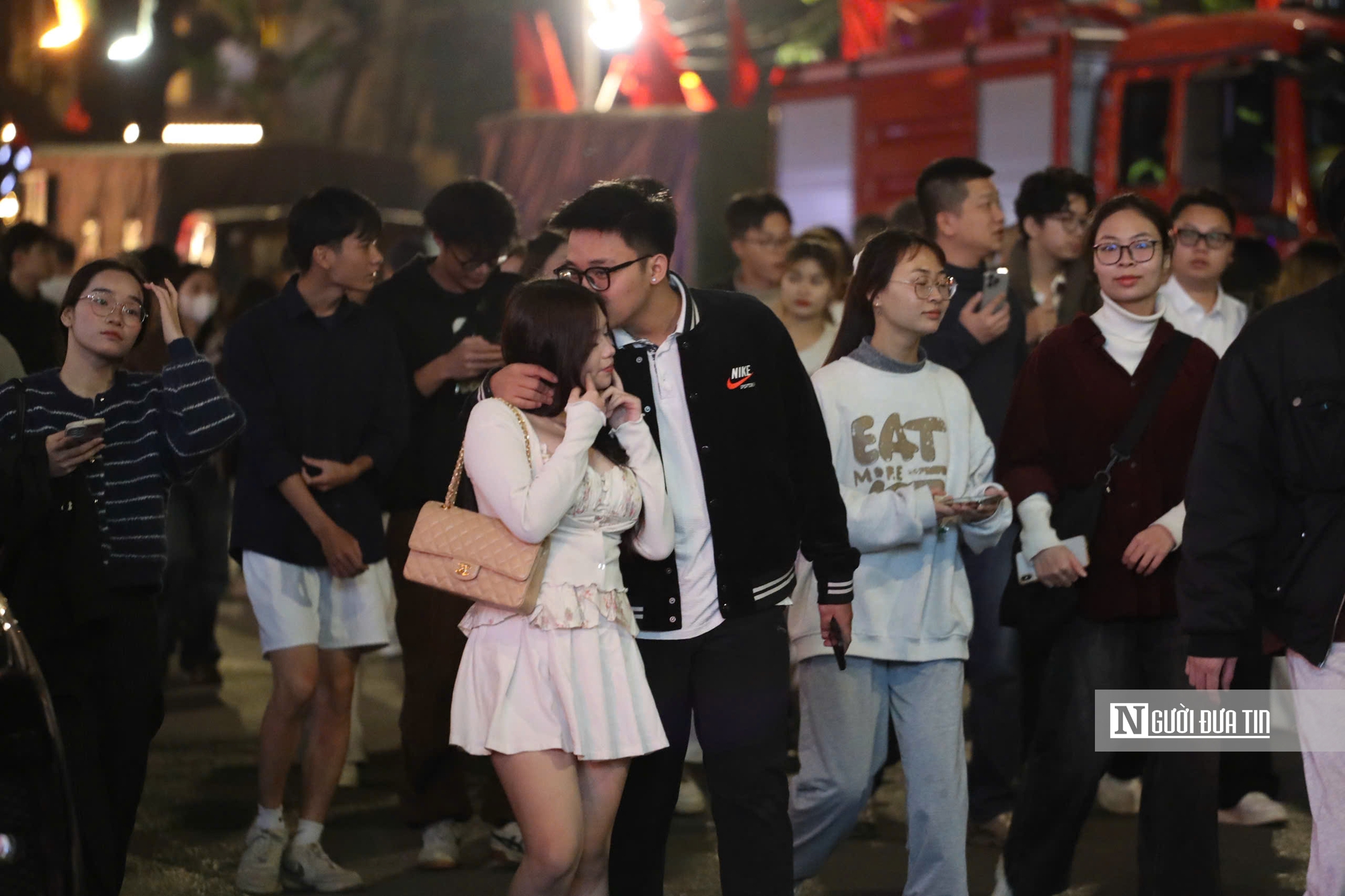 Countdown 2026 l&agrave;m &ldquo;n&oacute;ng&rdquo; Hồ Gươm, d&ograve;ng người ken đặc chờ thời khắc giao thừa- Ảnh 5.