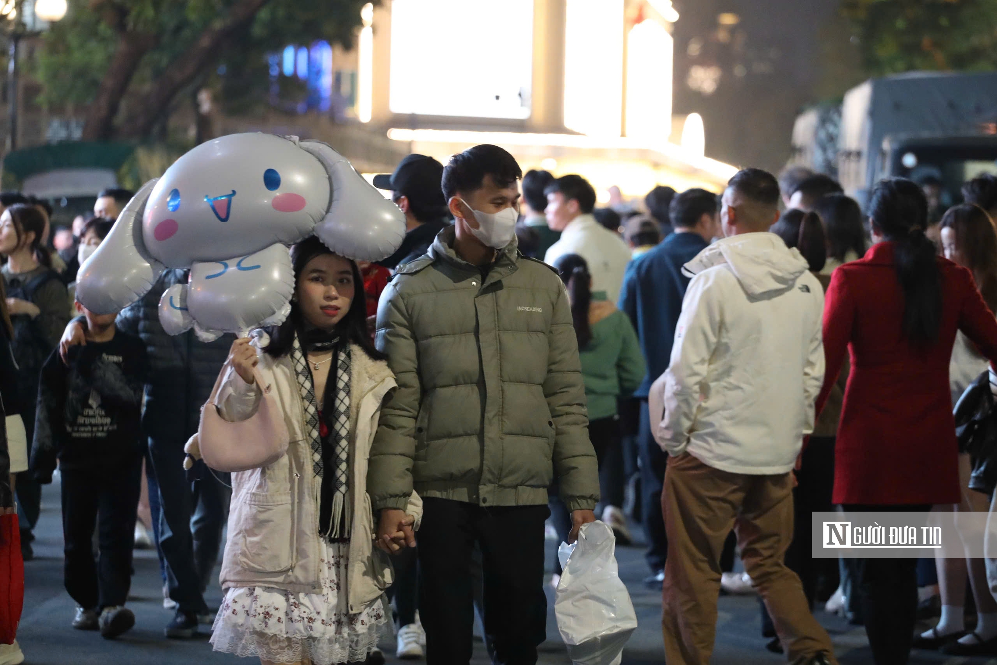 Countdown 2026 l&agrave;m &ldquo;n&oacute;ng&rdquo; Hồ Gươm, d&ograve;ng người ken đặc chờ thời khắc giao thừa- Ảnh 6.