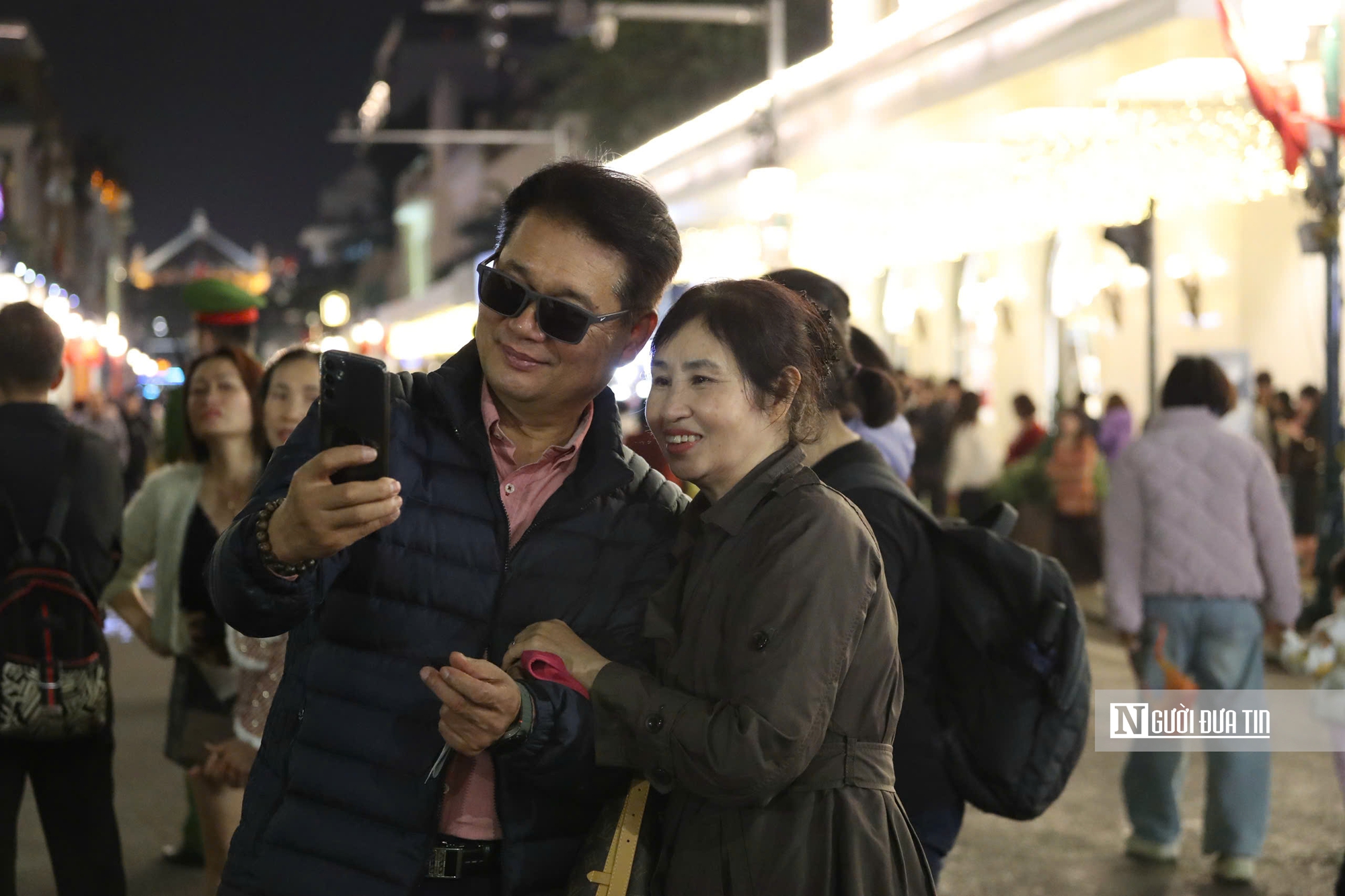 Countdown 2026 l&agrave;m &ldquo;n&oacute;ng&rdquo; Hồ Gươm, d&ograve;ng người ken đặc chờ thời khắc giao thừa- Ảnh 7.