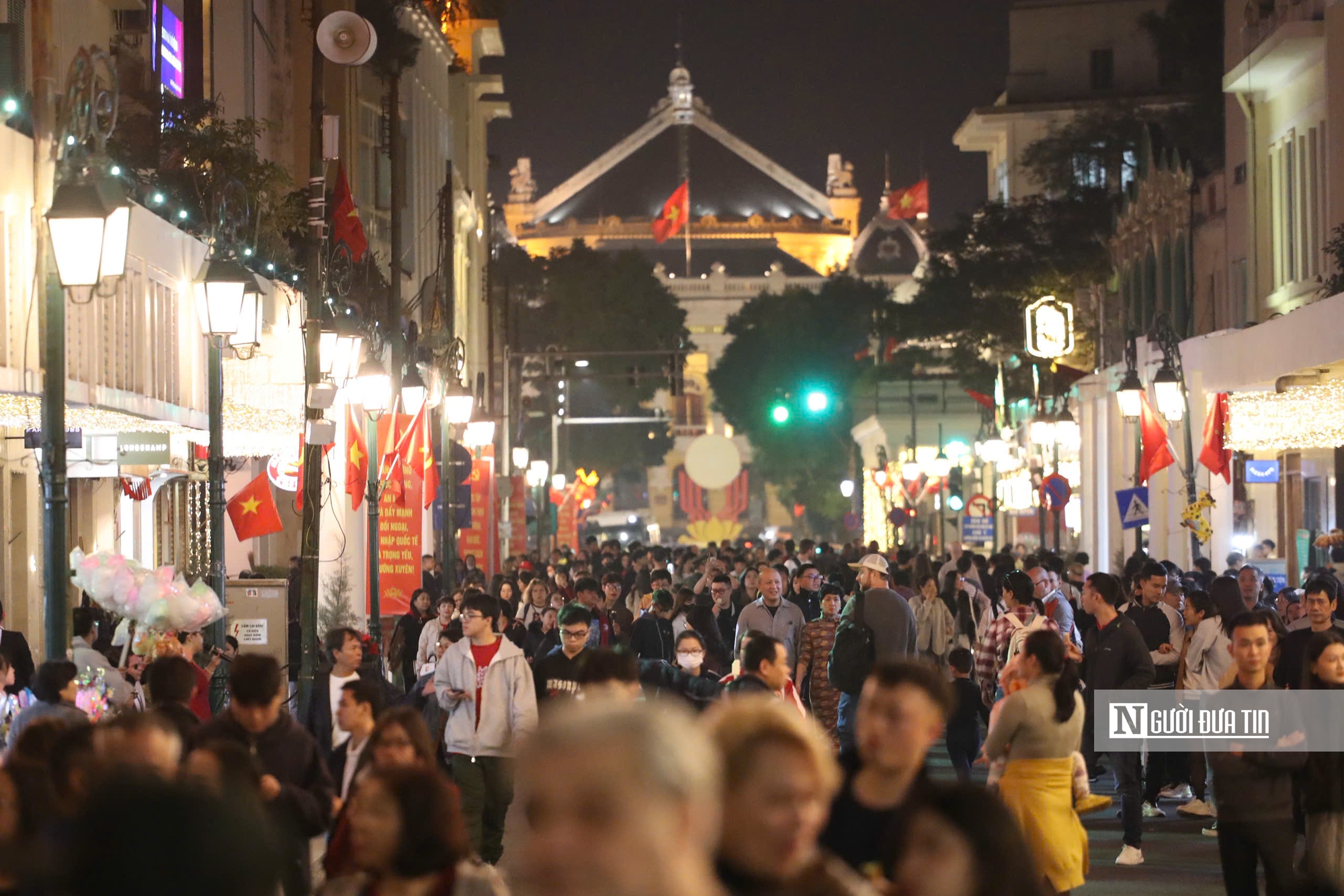 Countdown 2026 l&agrave;m &ldquo;n&oacute;ng&rdquo; Hồ Gươm, d&ograve;ng người ken đặc chờ thời khắc giao thừa- Ảnh 10.