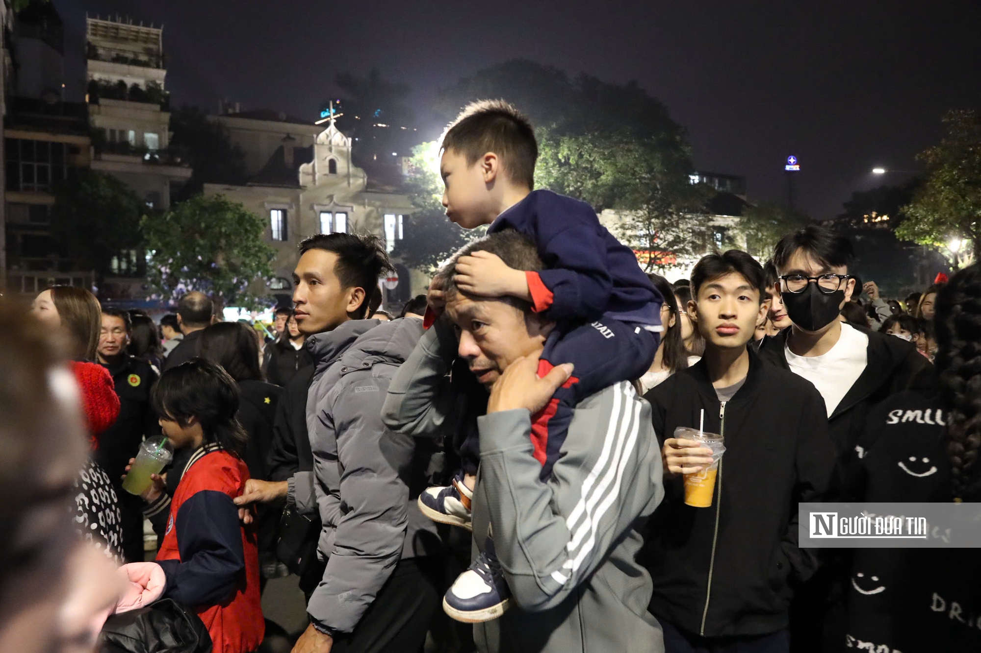 Countdown 2026 l&agrave;m &ldquo;n&oacute;ng&rdquo; Hồ Gươm, d&ograve;ng người ken đặc chờ thời khắc giao thừa- Ảnh 11.