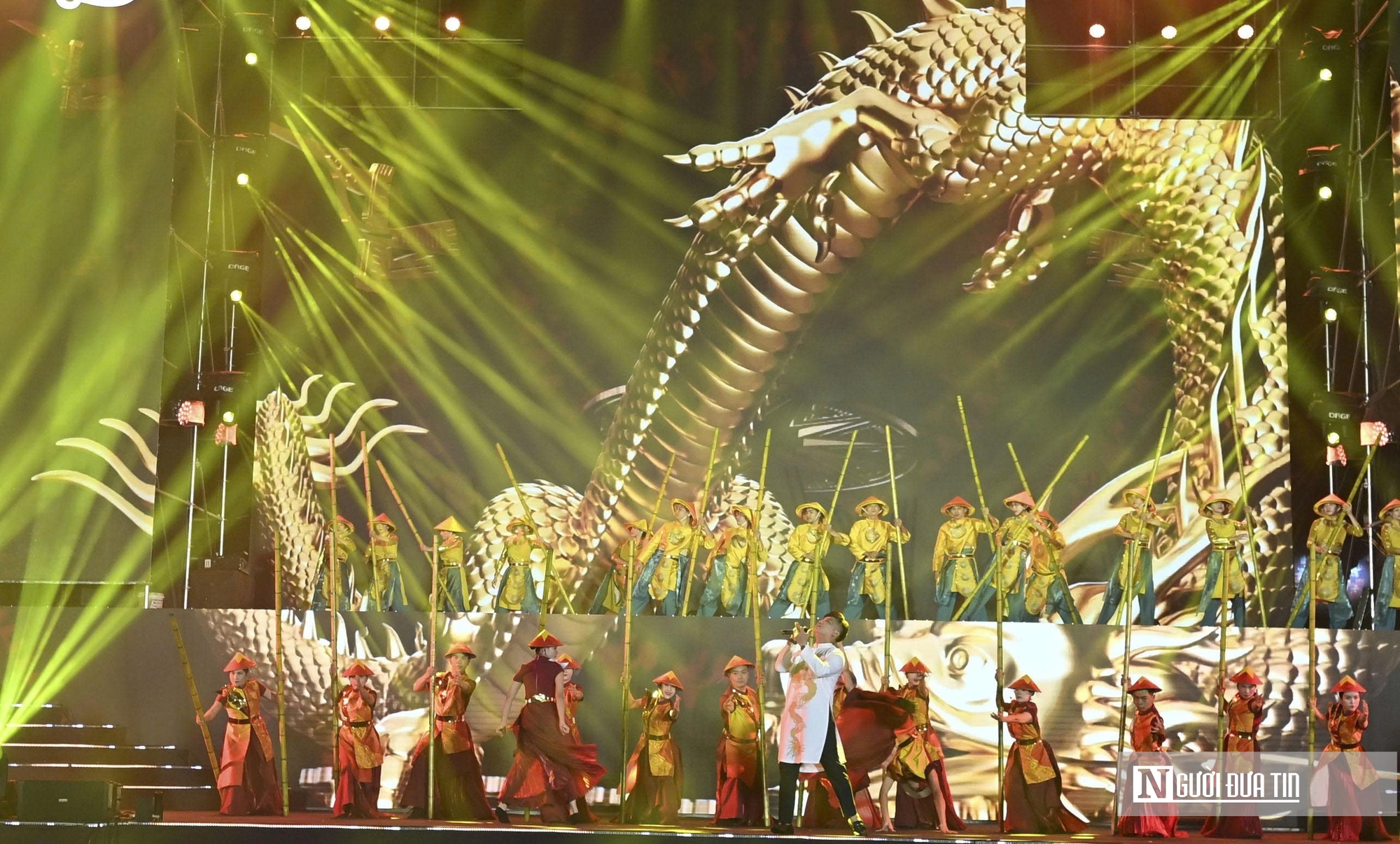 Dòng người đổ về phố biển Cửa Lò xem màn bắn pháo hoa đặc sắc, kỳ vọng năm mới vươn mình mạnh mẽ- Ảnh 1. Dòng người đổ về phố biển Cửa Lò xem màn bắn pháo hoa đặc sắc, kỳ vọng năm mới vươn mình mạnh mẽ- Ảnh 1.