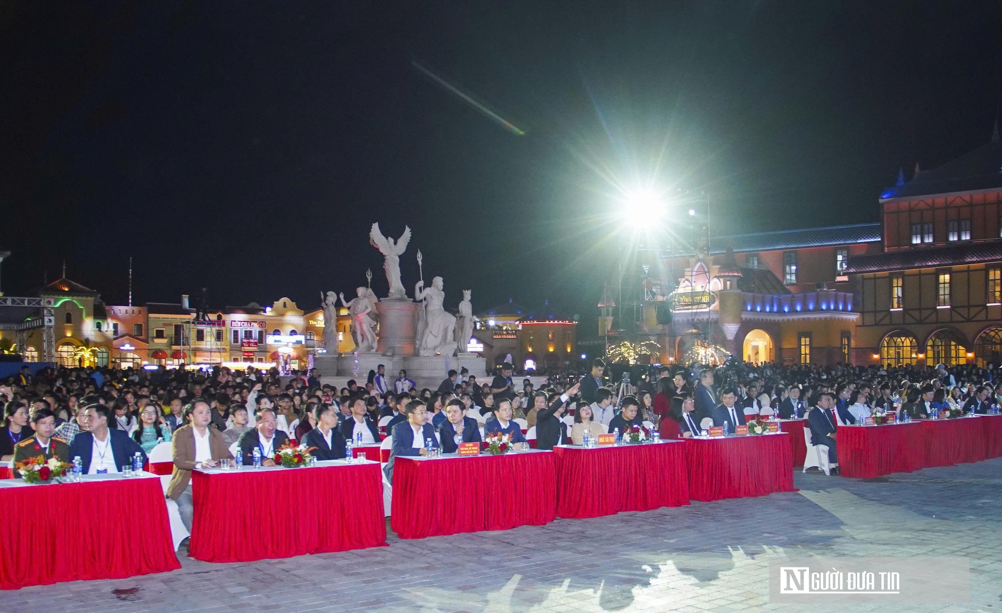 Dòng người đổ về phố biển Cửa Lò xem màn bắn pháo hoa đặc sắc, kỳ vọng năm mới vươn mình mạnh mẽ- Ảnh 2. Dòng người đổ về phố biển Cửa Lò xem màn bắn pháo hoa đặc sắc, kỳ vọng năm mới vươn mình mạnh mẽ- Ảnh 2.