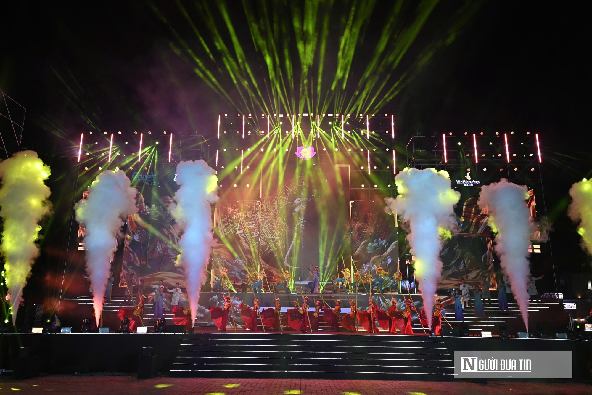 Dòng người đổ về phố biển Cửa Lò xem màn bắn pháo hoa đặc sắc, kỳ vọng năm mới vươn mình mạnh mẽ- Ảnh 3. Dòng người đổ về phố biển Cửa Lò xem màn bắn pháo hoa đặc sắc, kỳ vọng năm mới vươn mình mạnh mẽ- Ảnh 3.